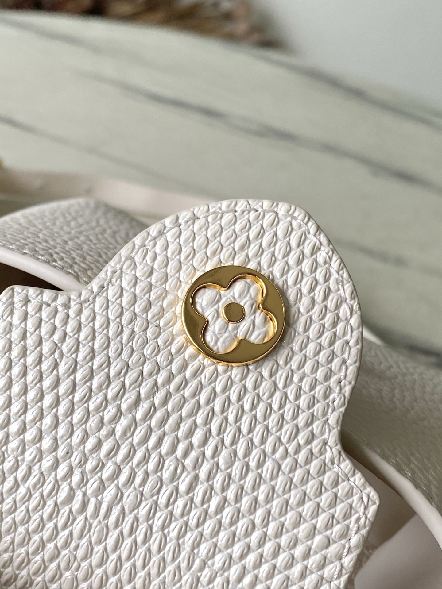 特级原厂皮 M25611 超迷你 本款Nano手袋出自Capucines Daydream系列,为Tau