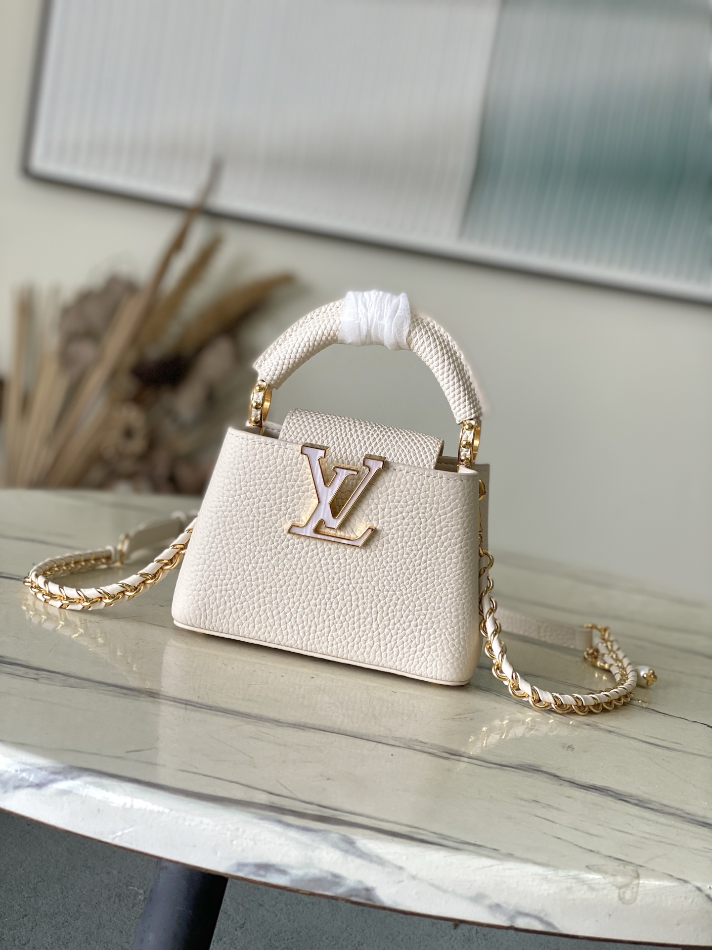 特级原厂皮 M25611 超迷你 本款Nano手袋出自Capucines Daydream系列，为Tau