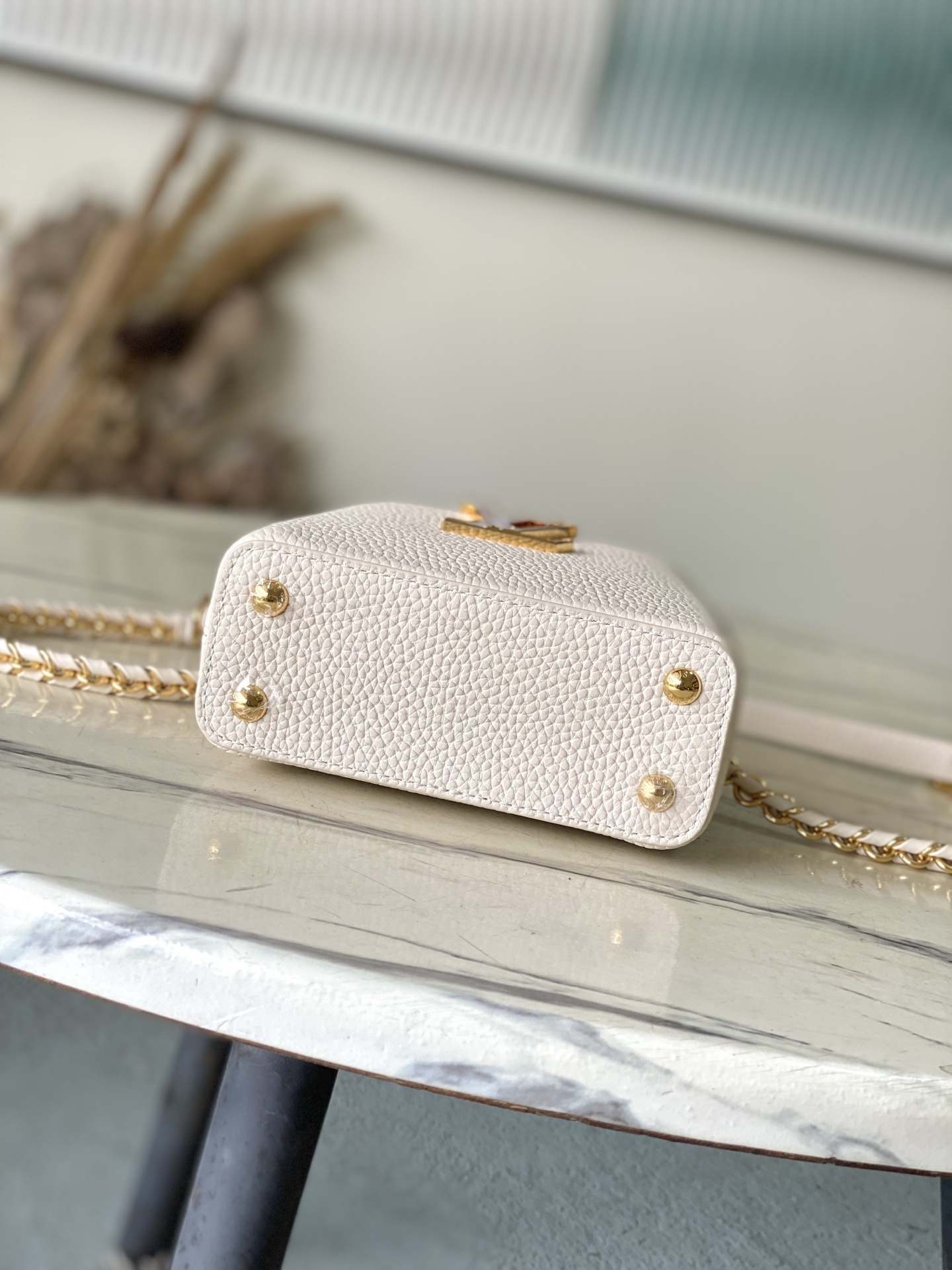 特级原厂皮 M25611 超迷你 本款Nano手袋出自Capucines Daydream系列,为Tau