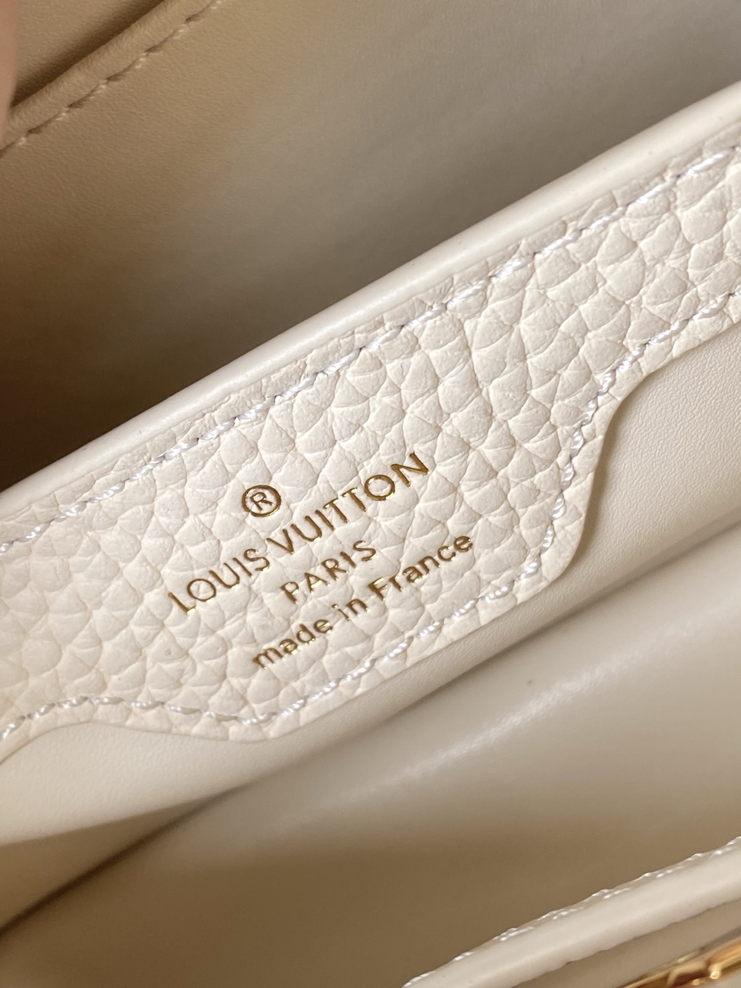 特级原厂皮 M25611 超迷你 本款Nano手袋出自Capucines Daydream系列,为Tau