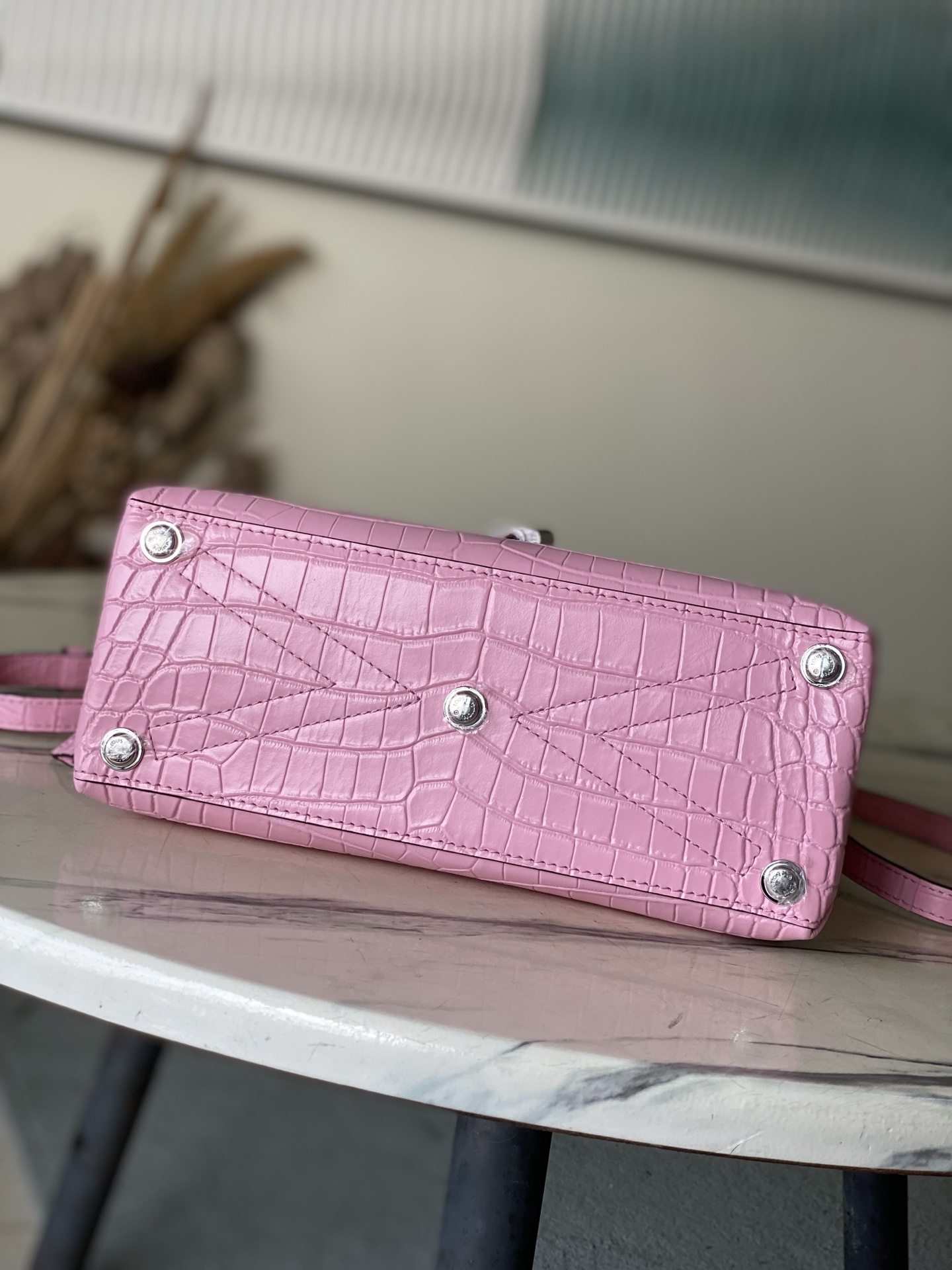 特级原厂皮 N80432 鳄鱼粉中号 Rose des Vents 中号手袋取材光滑与粒面小牛皮勾勒雅致