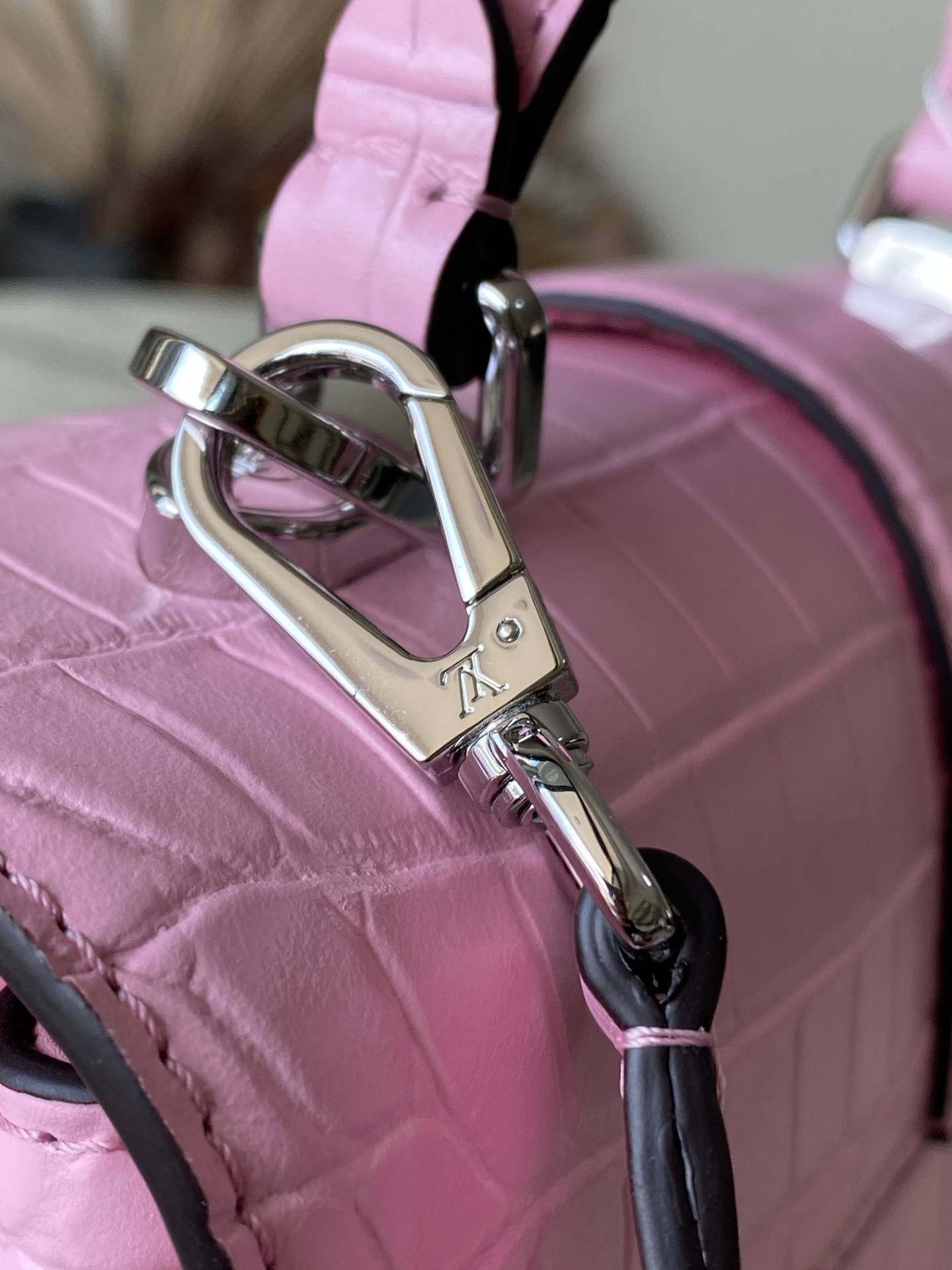 特级原厂皮 N80432 鳄鱼粉中号 Rose des Vents 中号手袋取材光滑与粒面小牛皮勾勒雅致