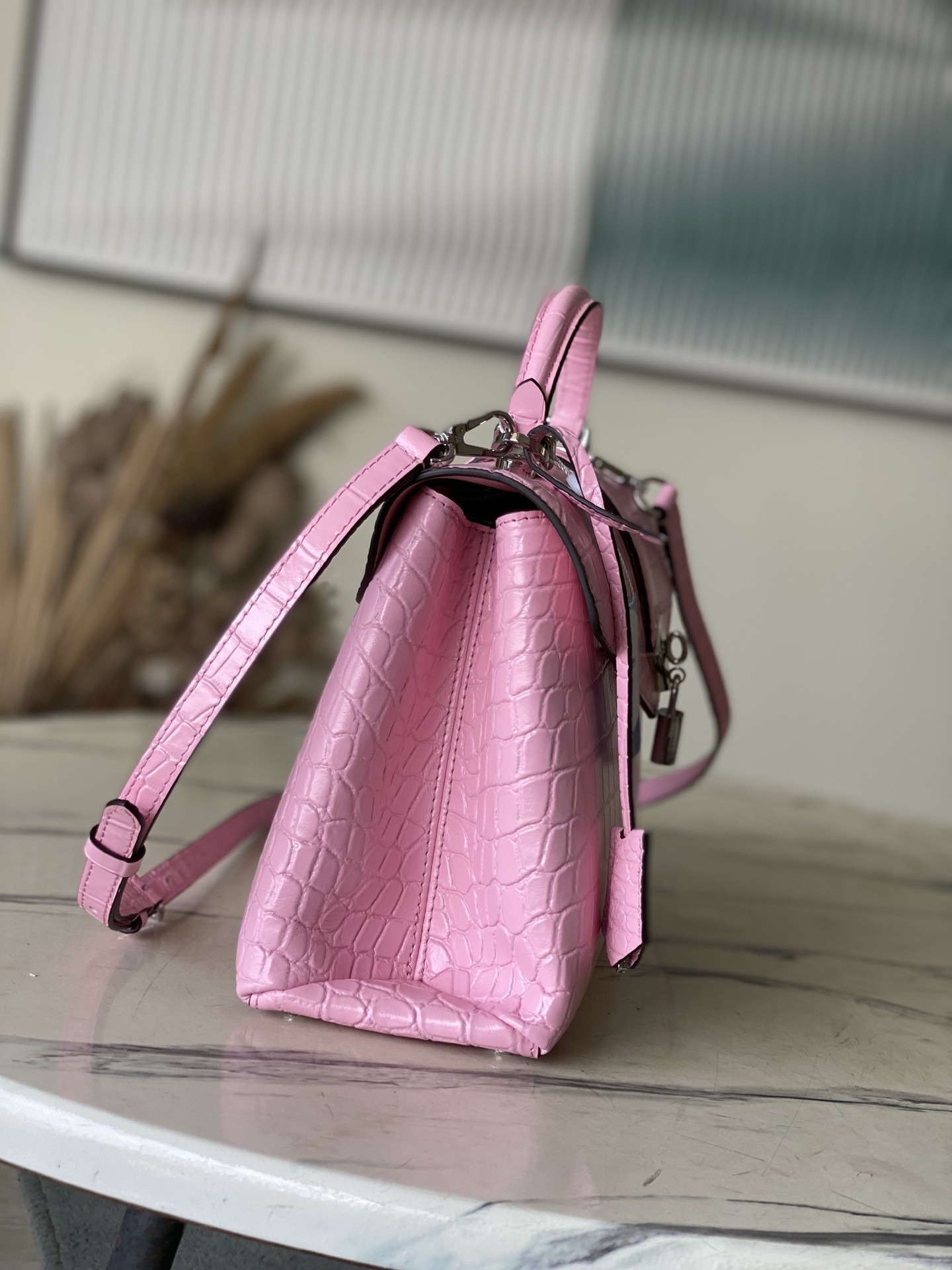 特级原厂皮 N80432 鳄鱼粉中号 Rose des Vents 中号手袋取材光滑与粒面小牛皮勾勒雅致