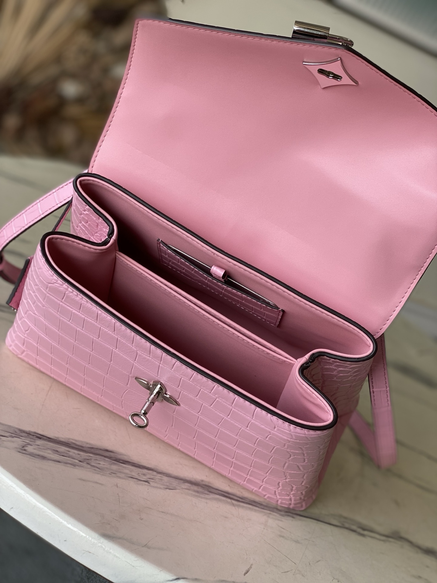 特级原厂皮 N80432 鳄鱼粉中号 Rose des Vents 中号手袋取材光滑与粒面小牛皮勾勒雅致