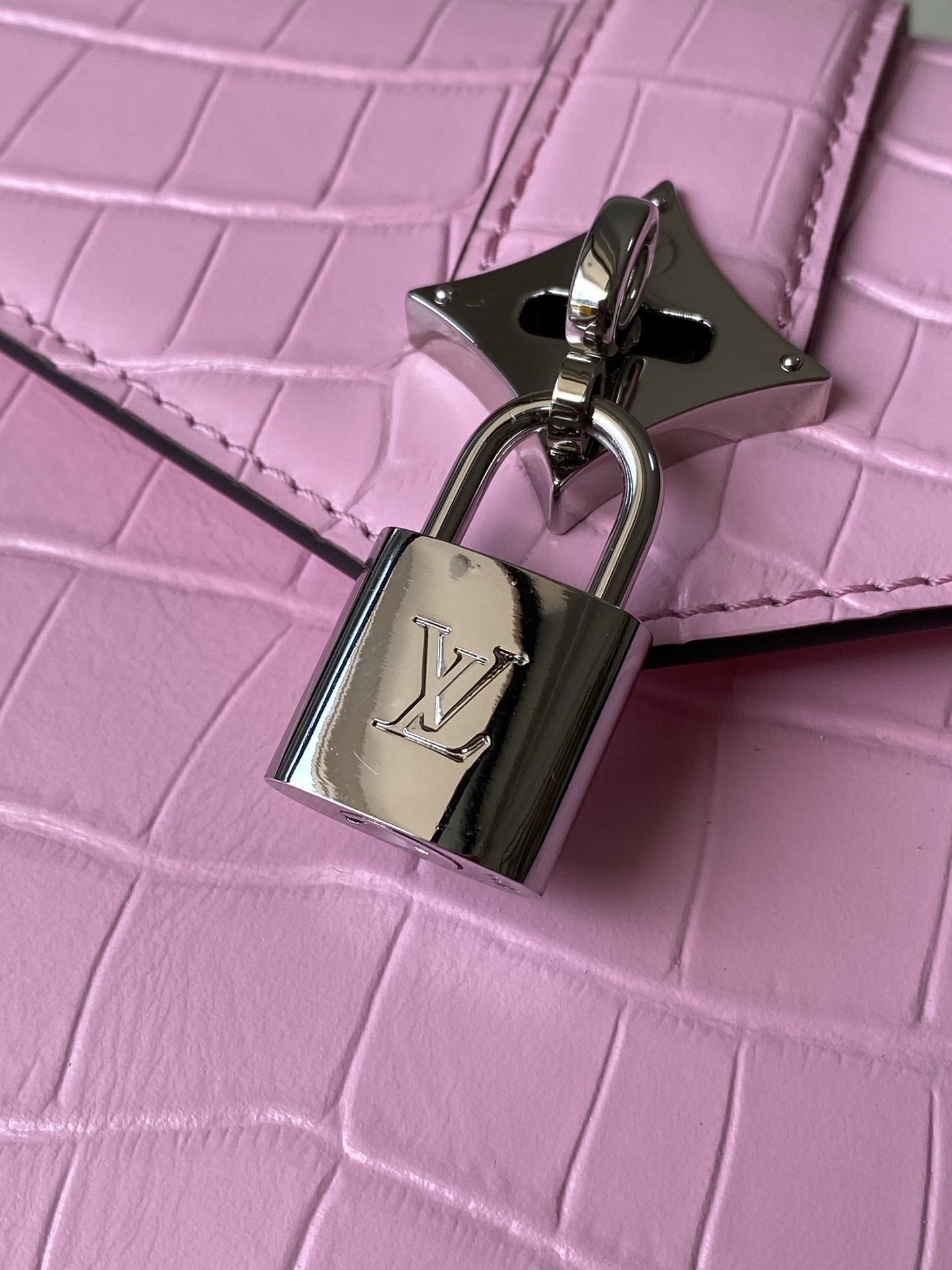 特级原厂皮 N80432 鳄鱼粉中号 Rose des Vents 中号手袋取材光滑与粒面小牛皮勾勒雅致