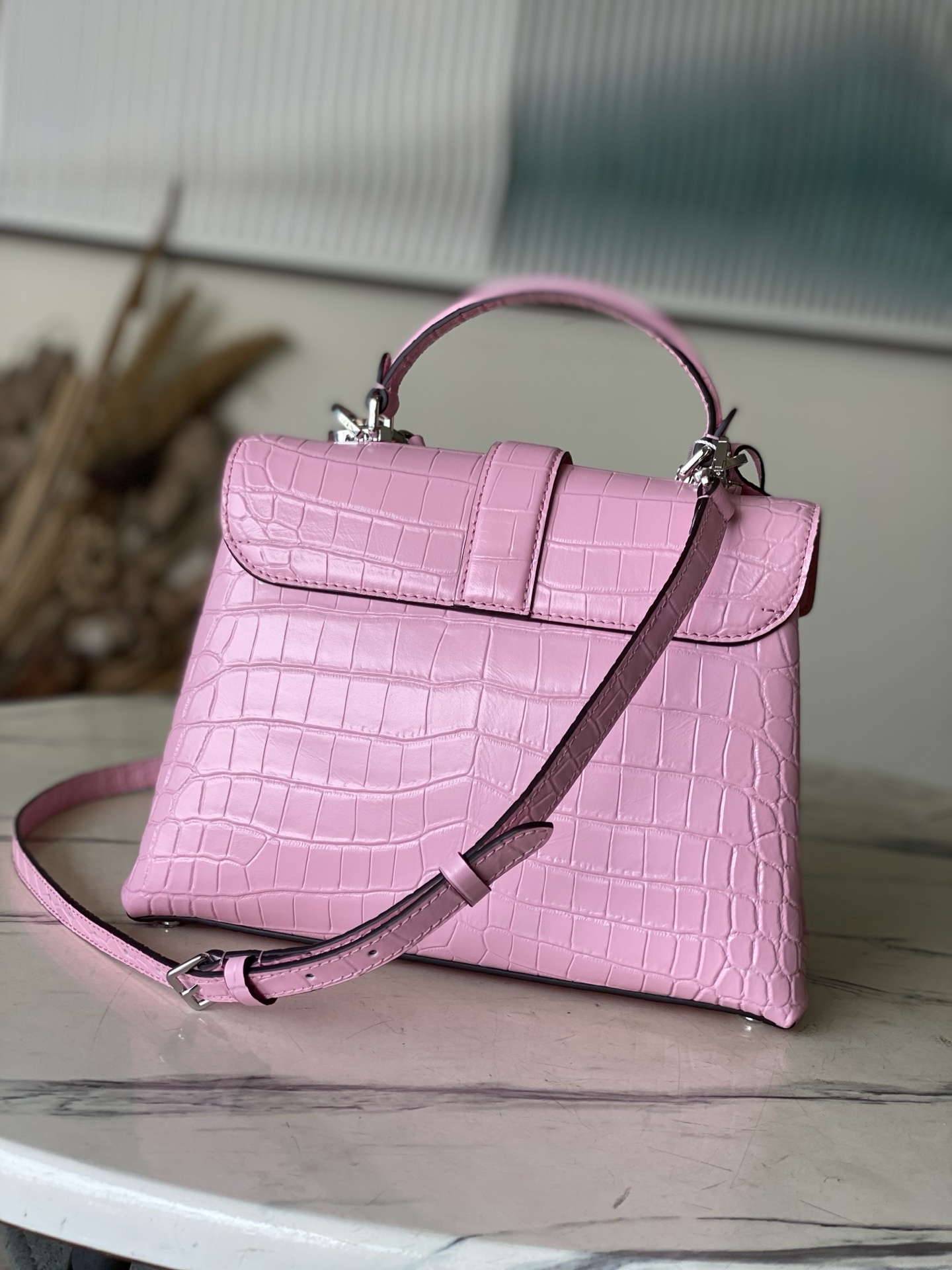 特级原厂皮 N80432 鳄鱼粉中号 Rose des Vents 中号手袋取材光滑与粒面小牛皮勾勒雅致