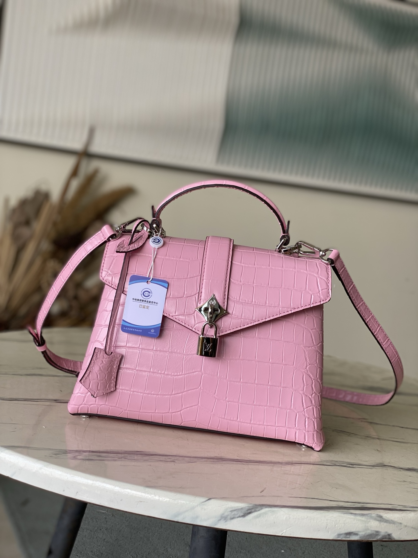 特级原厂皮 N80432 鳄鱼粉中号 Rose des Vents 中号手袋取材光滑与粒面小牛皮勾勒雅致