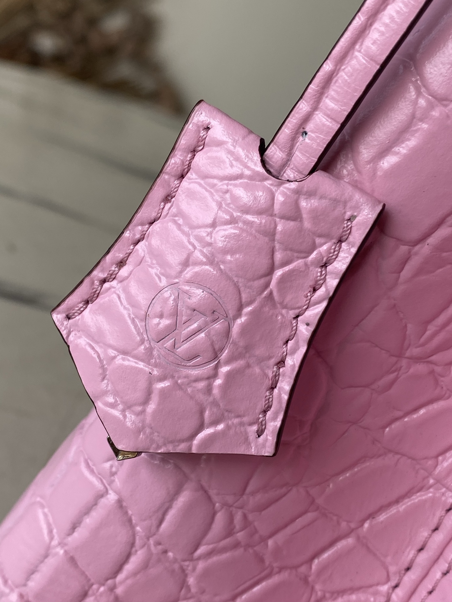 特级原厂皮 N80432 鳄鱼粉中号 Rose des Vents 中号手袋取材光滑与粒面小牛皮勾勒雅致