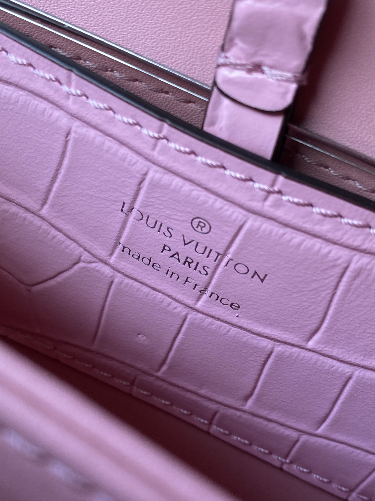 特级原厂皮 N80432 鳄鱼粉中号 Rose des Vents 中号手袋取材光滑与粒面小牛皮勾勒雅致