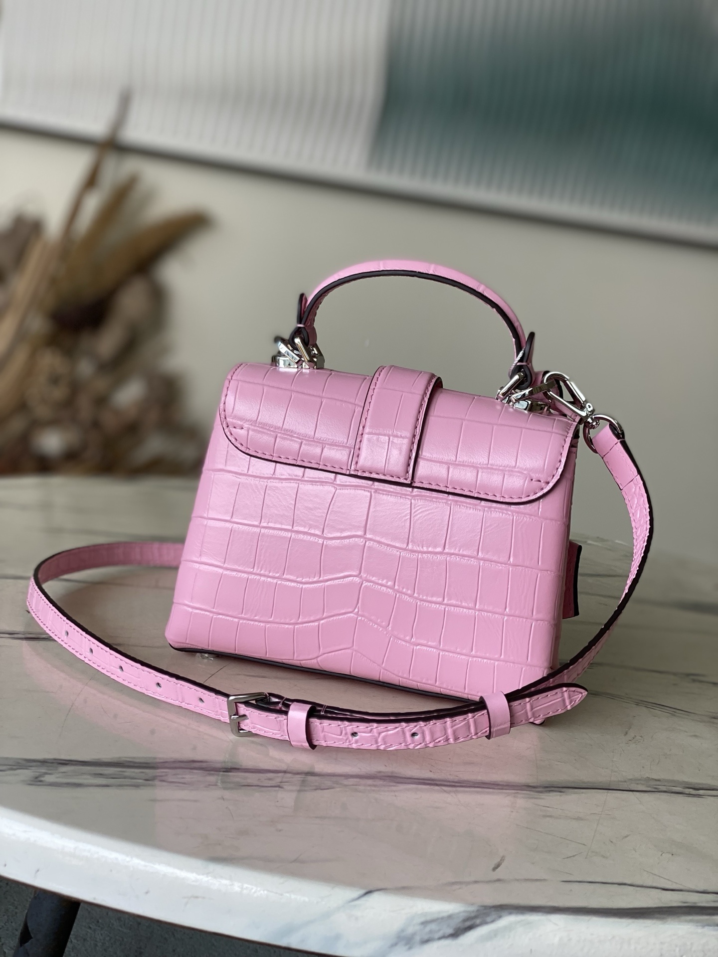 特级原厂皮 N80432 鳄鱼粉小号 Rose des Vents 小号手袋取材光滑与粒面小牛皮勾勒雅致