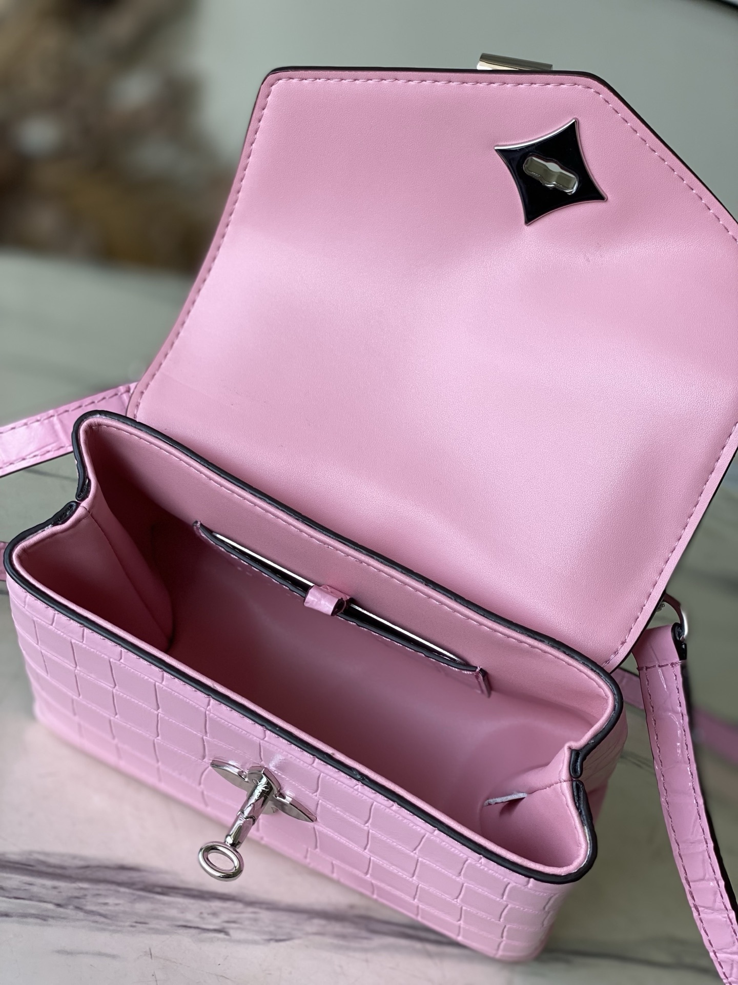 特级原厂皮 N80432 鳄鱼粉小号 Rose des Vents 小号手袋取材光滑与粒面小牛皮勾勒雅致