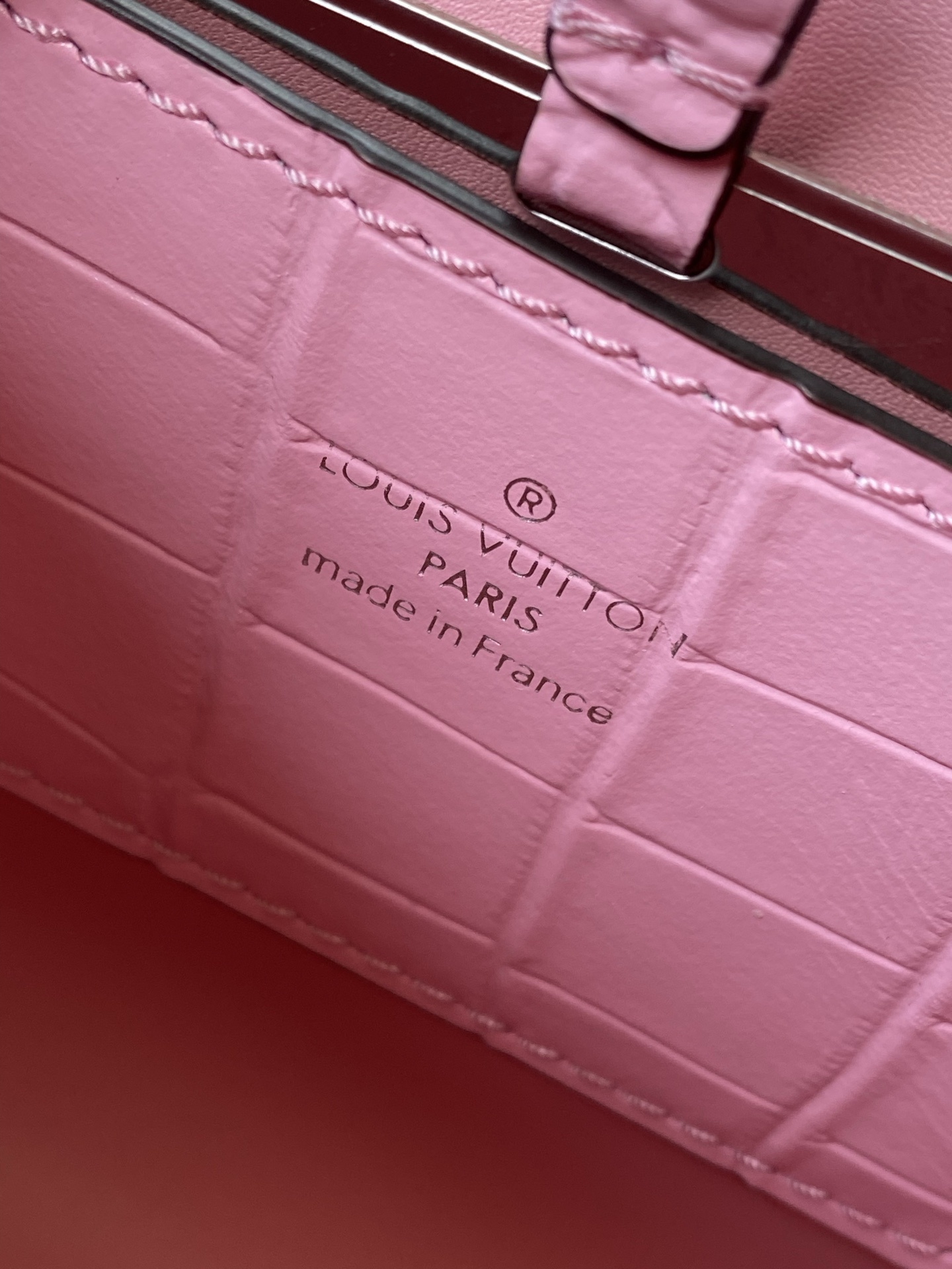 特级原厂皮 N80432 鳄鱼粉小号 Rose des Vents 小号手袋取材光滑与粒面小牛皮勾勒雅致