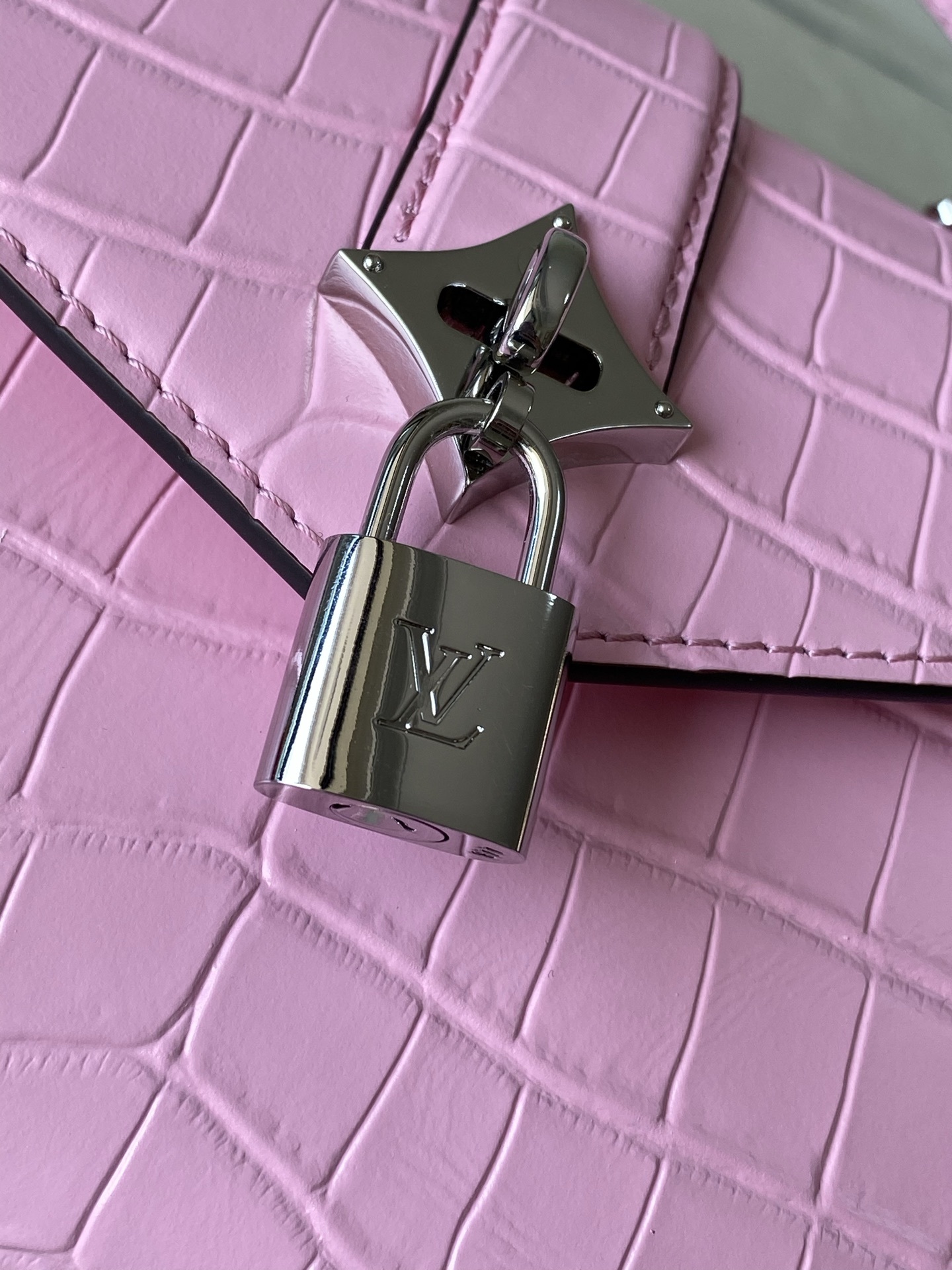 特级原厂皮 N80432 鳄鱼粉小号 Rose des Vents 小号手袋取材光滑与粒面小牛皮勾勒雅致