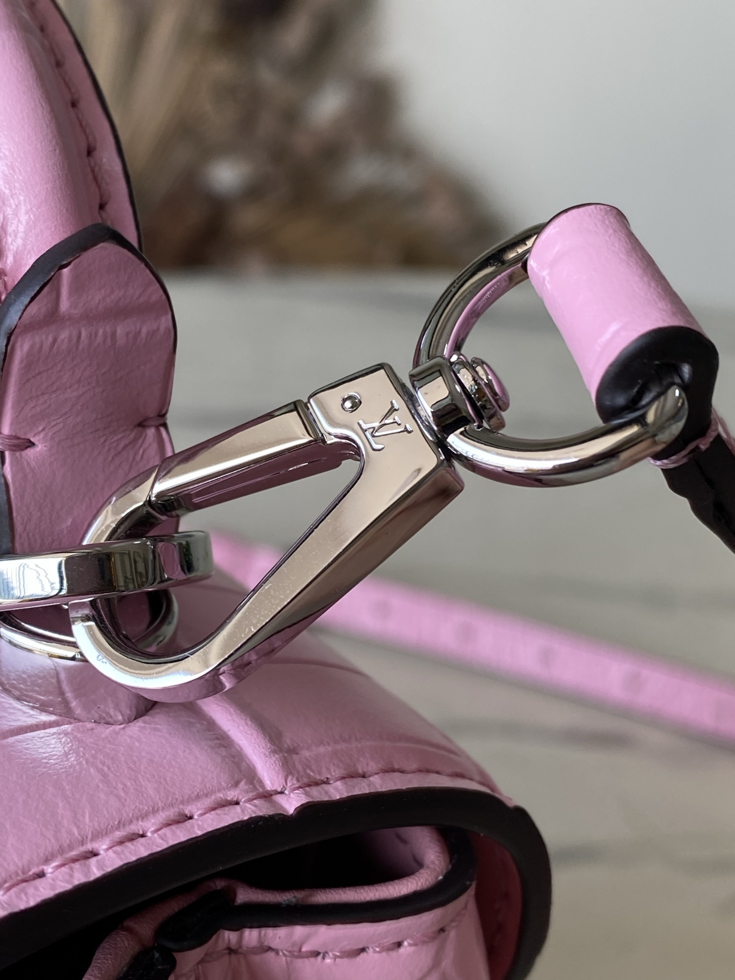 特级原厂皮 N80432 鳄鱼粉小号 Rose des Vents 小号手袋取材光滑与粒面小牛皮勾勒雅致