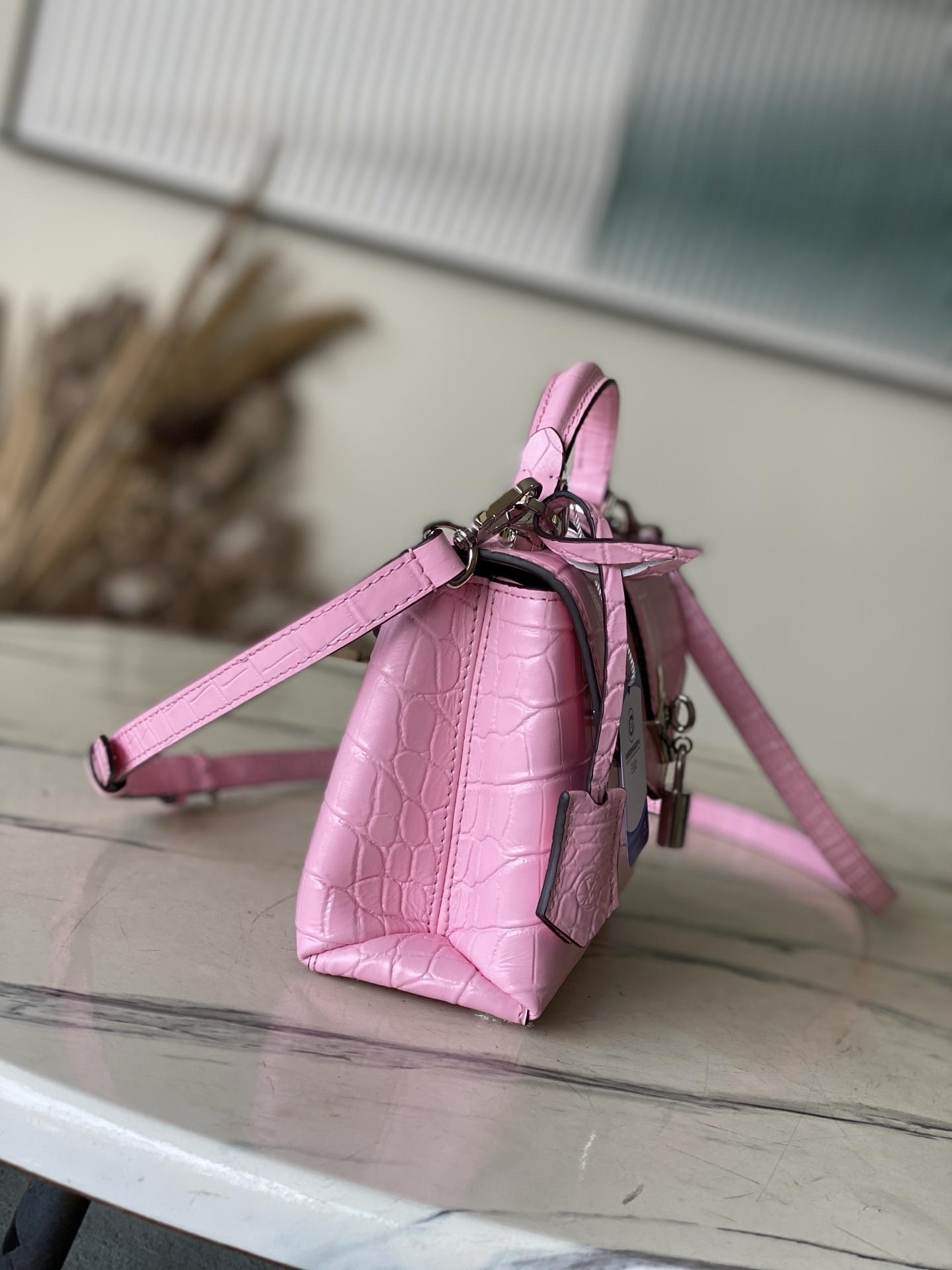 特级原厂皮 N80432 鳄鱼粉小号 Rose des Vents 小号手袋取材光滑与粒面小牛皮勾勒雅致