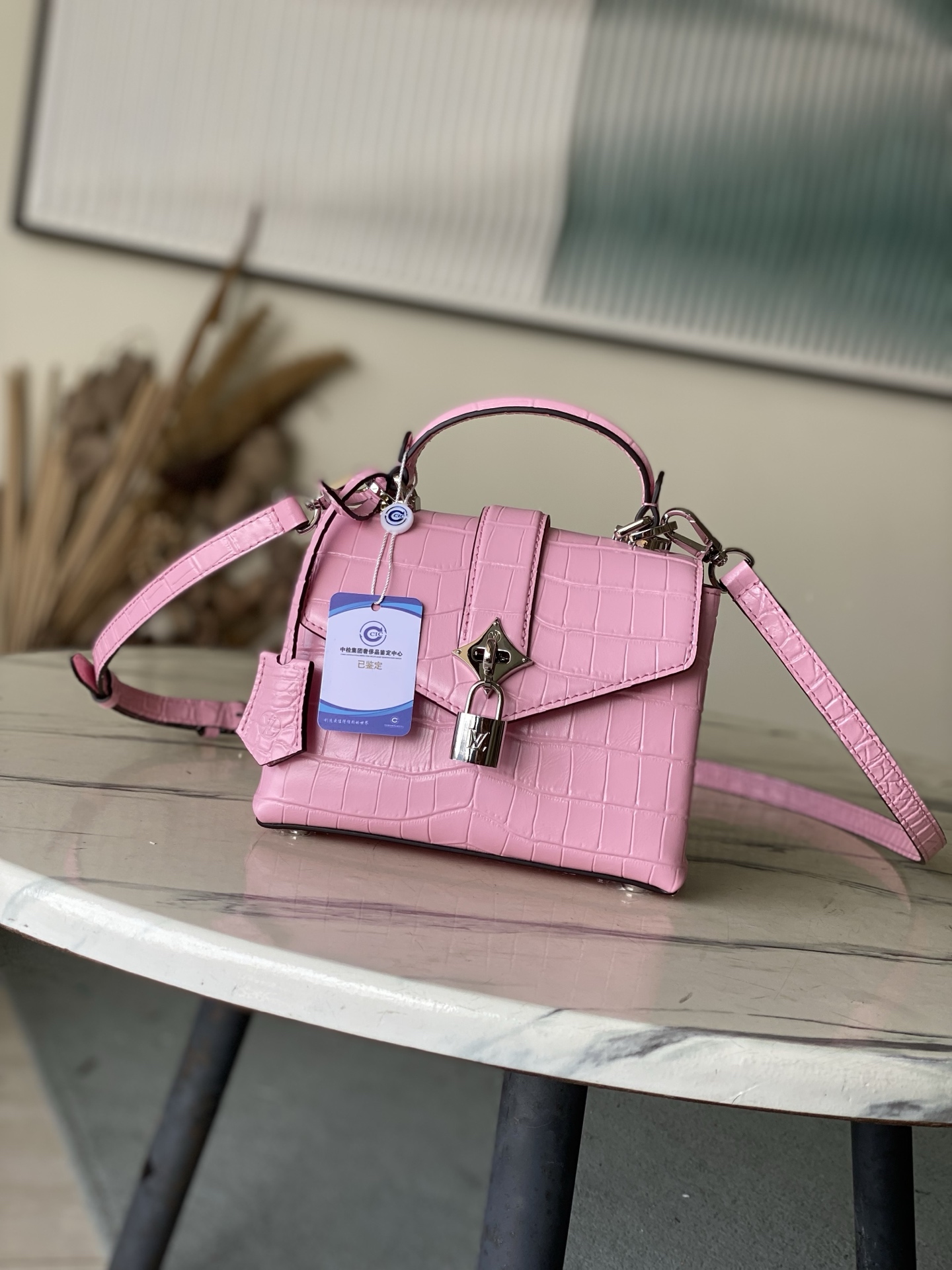 特级原厂皮 N80432 鳄鱼粉小号 Rose des Vents 小号手袋取材光滑与粒面小牛皮勾勒雅致