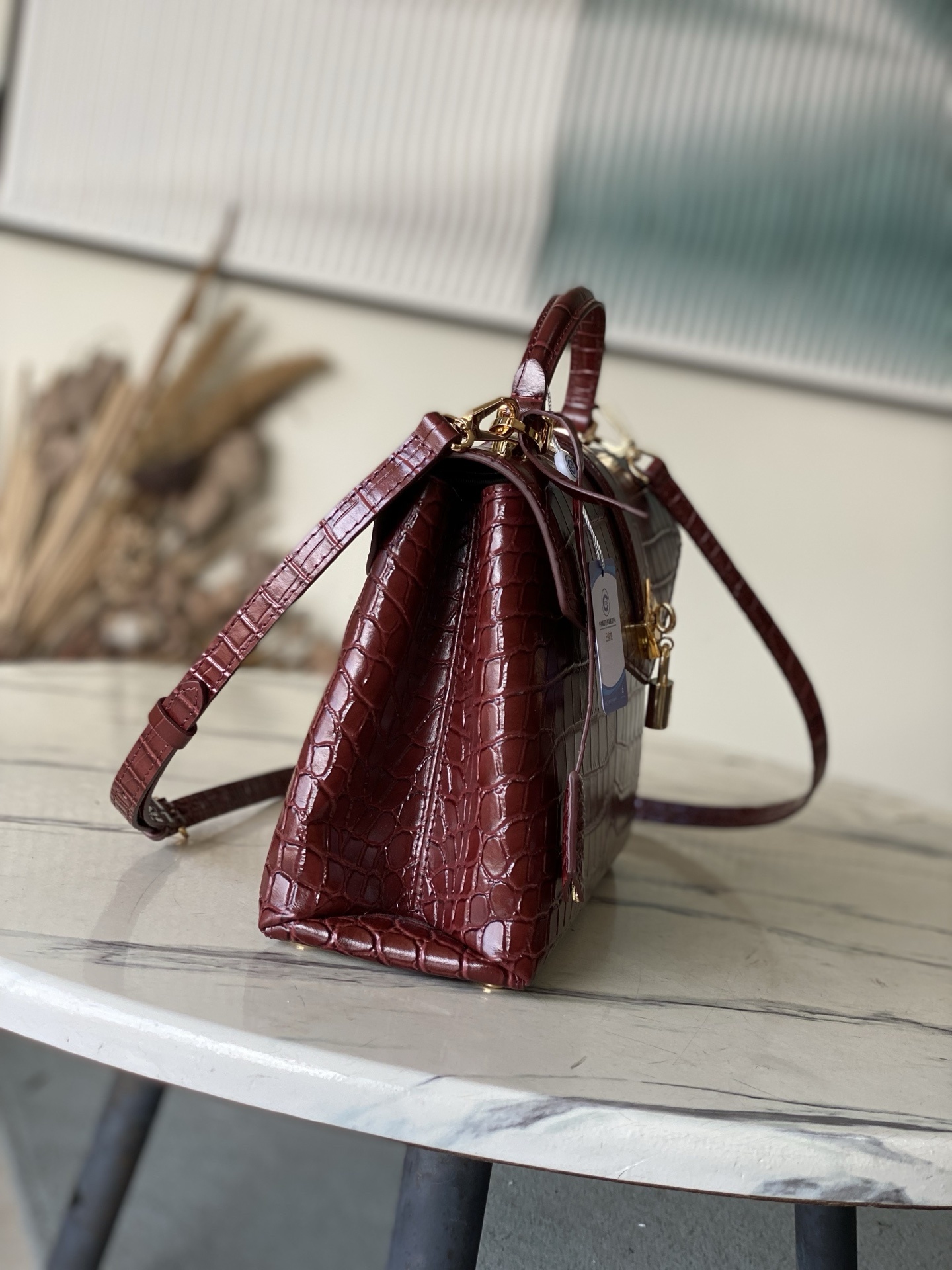 特级原厂皮 N98928 鳄鱼枣红中号 Rose des Vents 中号手袋取材光滑与粒面小牛皮勾勒雅