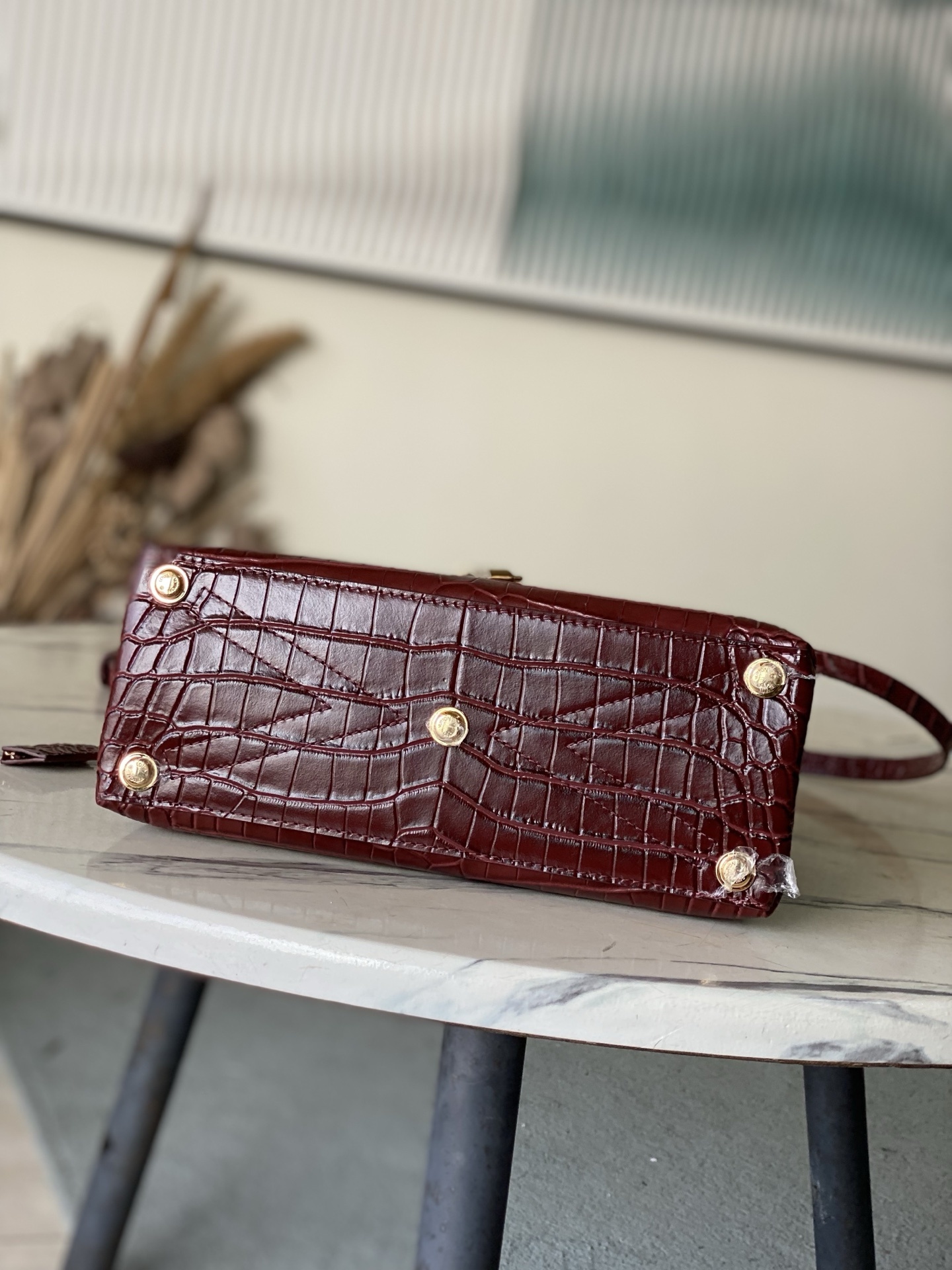 特级原厂皮 N98928 鳄鱼枣红中号 Rose des Vents 中号手袋取材光滑与粒面小牛皮勾勒雅