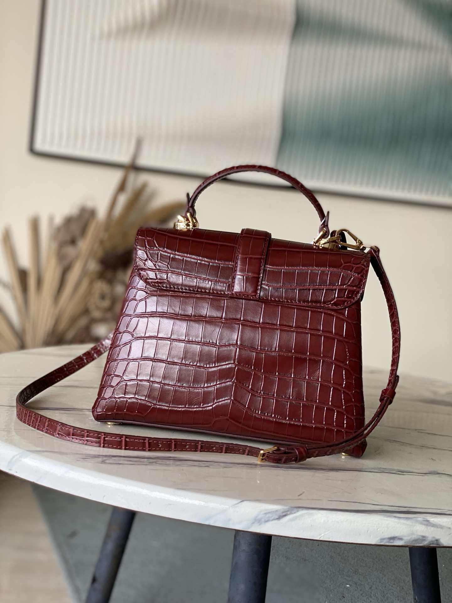 特级原厂皮 N98928 鳄鱼枣红中号 Rose des Vents 中号手袋取材光滑与粒面小牛皮勾勒雅