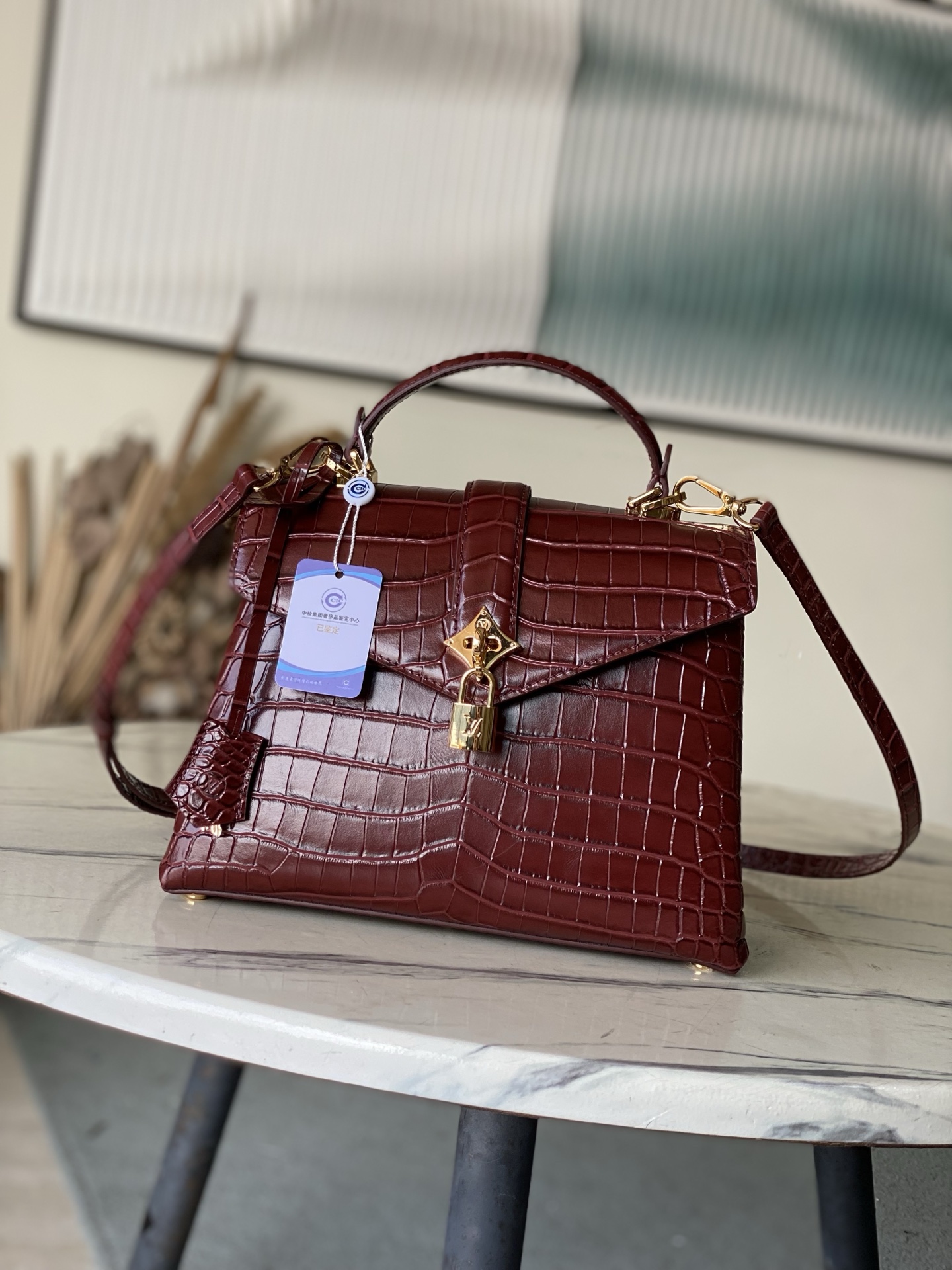 特级原厂皮 N98928 鳄鱼枣红中号 Rose des Vents 中号手袋取材光滑与粒面小牛皮勾勒雅