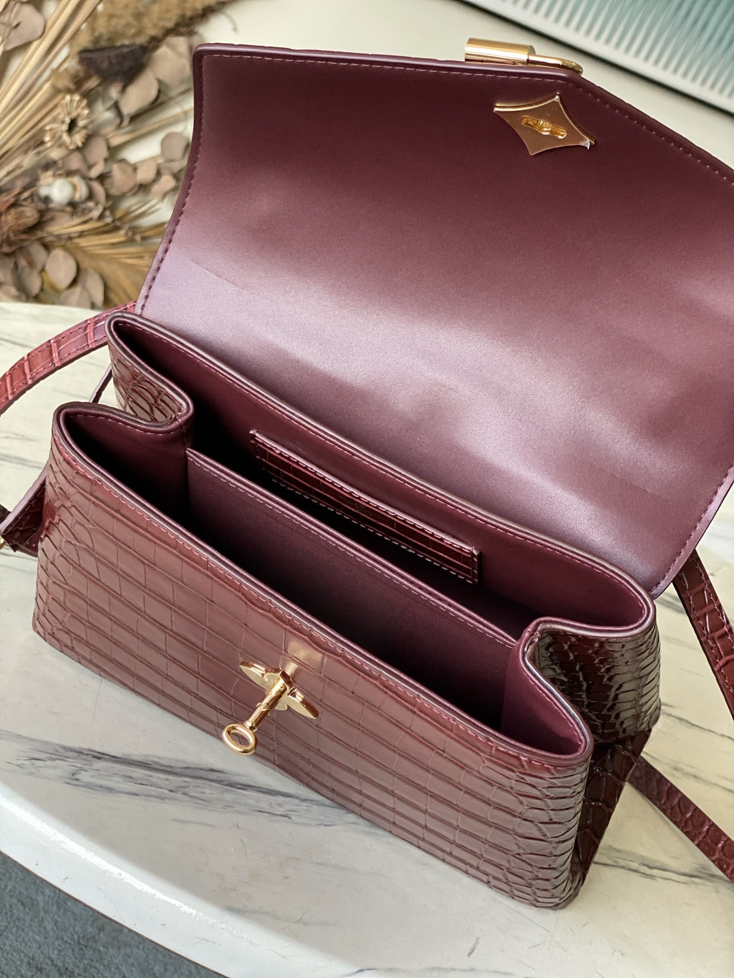 特级原厂皮 N98928 鳄鱼枣红中号 Rose des Vents 中号手袋取材光滑与粒面小牛皮勾勒雅