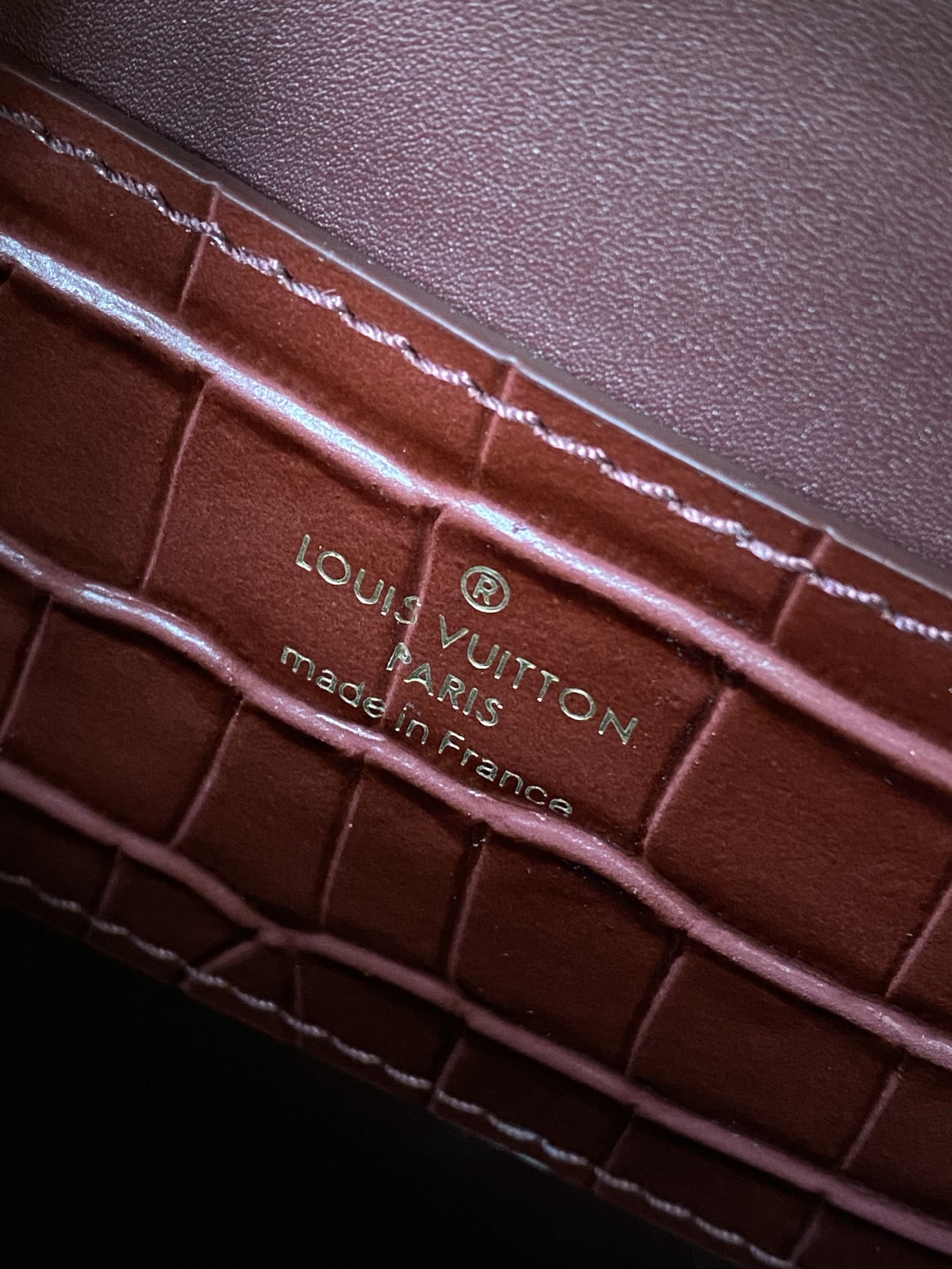 特级原厂皮 N98928 鳄鱼枣红中号 Rose des Vents 中号手袋取材光滑与粒面小牛皮勾勒雅