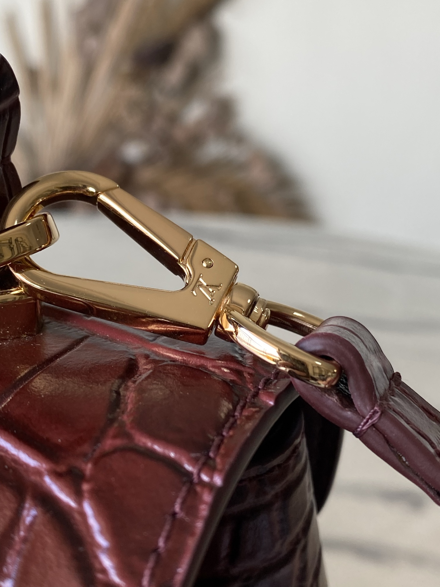 特级原厂皮 N98928 鳄鱼枣红中号 Rose des Vents 中号手袋取材光滑与粒面小牛皮勾勒雅