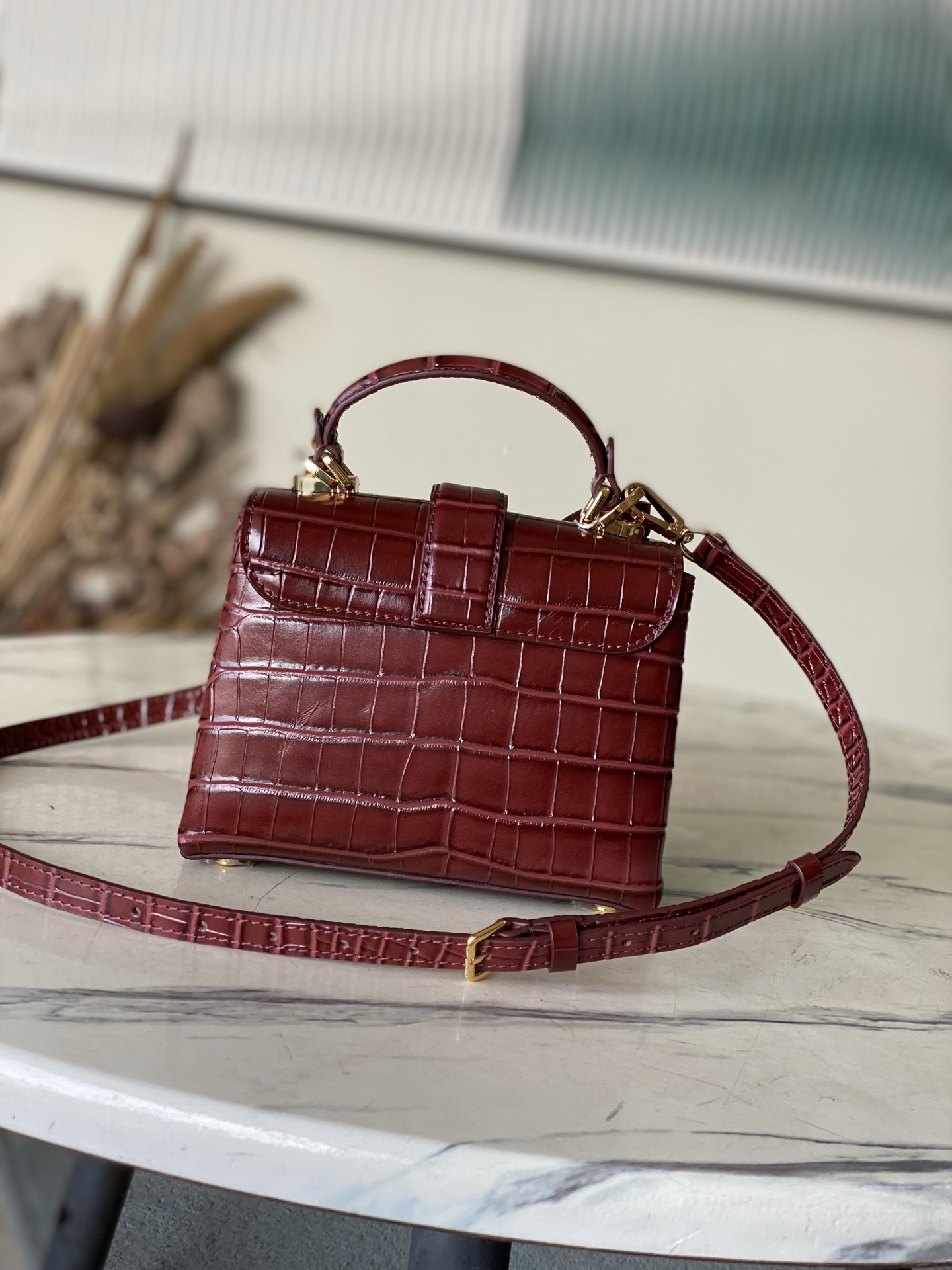 特级原厂皮 N98928 鳄鱼枣红小号 Rose des Vents 小号手袋取材光滑与粒面小牛皮勾勒雅