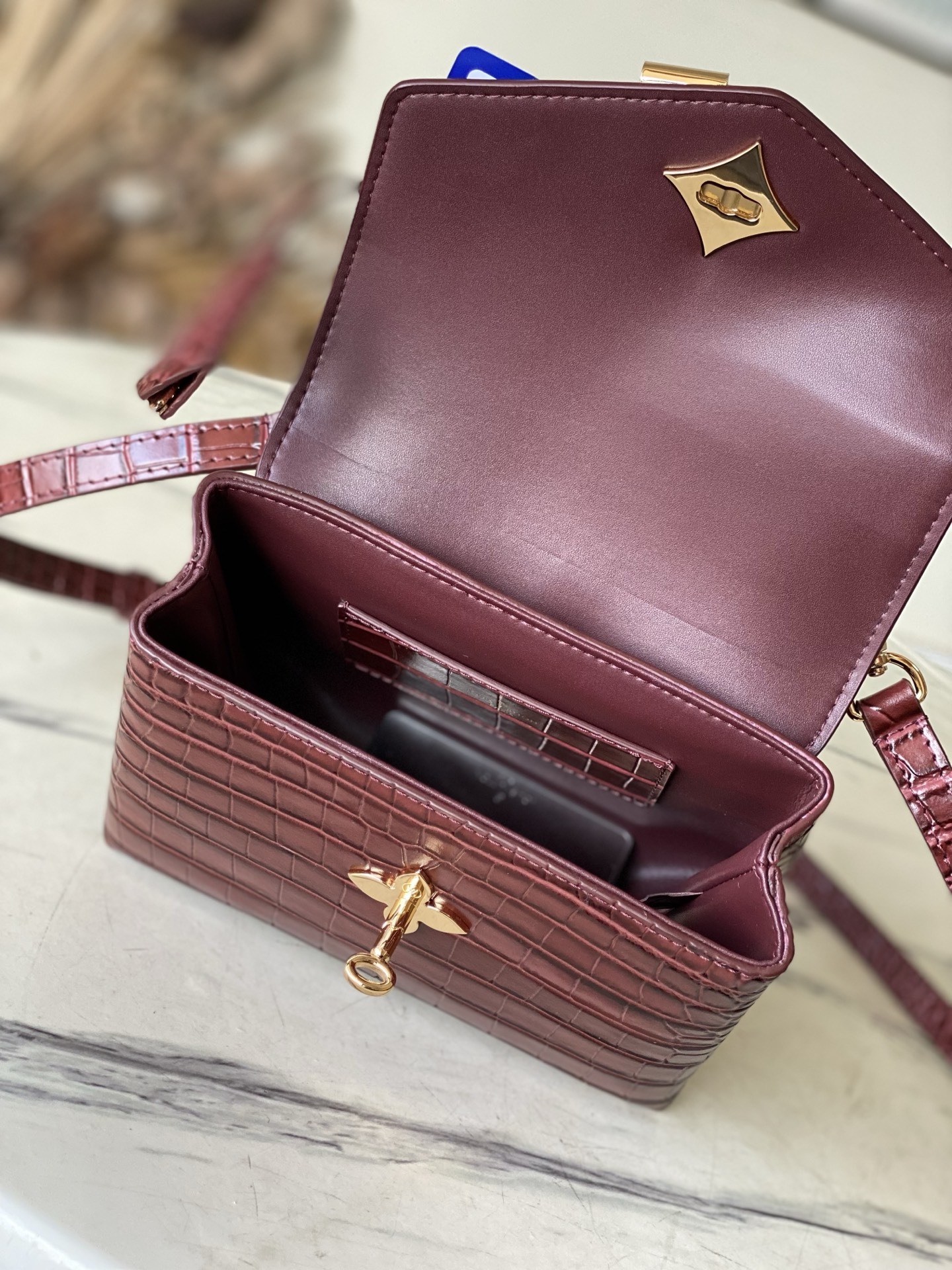 特级原厂皮 N98928 鳄鱼枣红小号 Rose des Vents 小号手袋取材光滑与粒面小牛皮勾勒雅