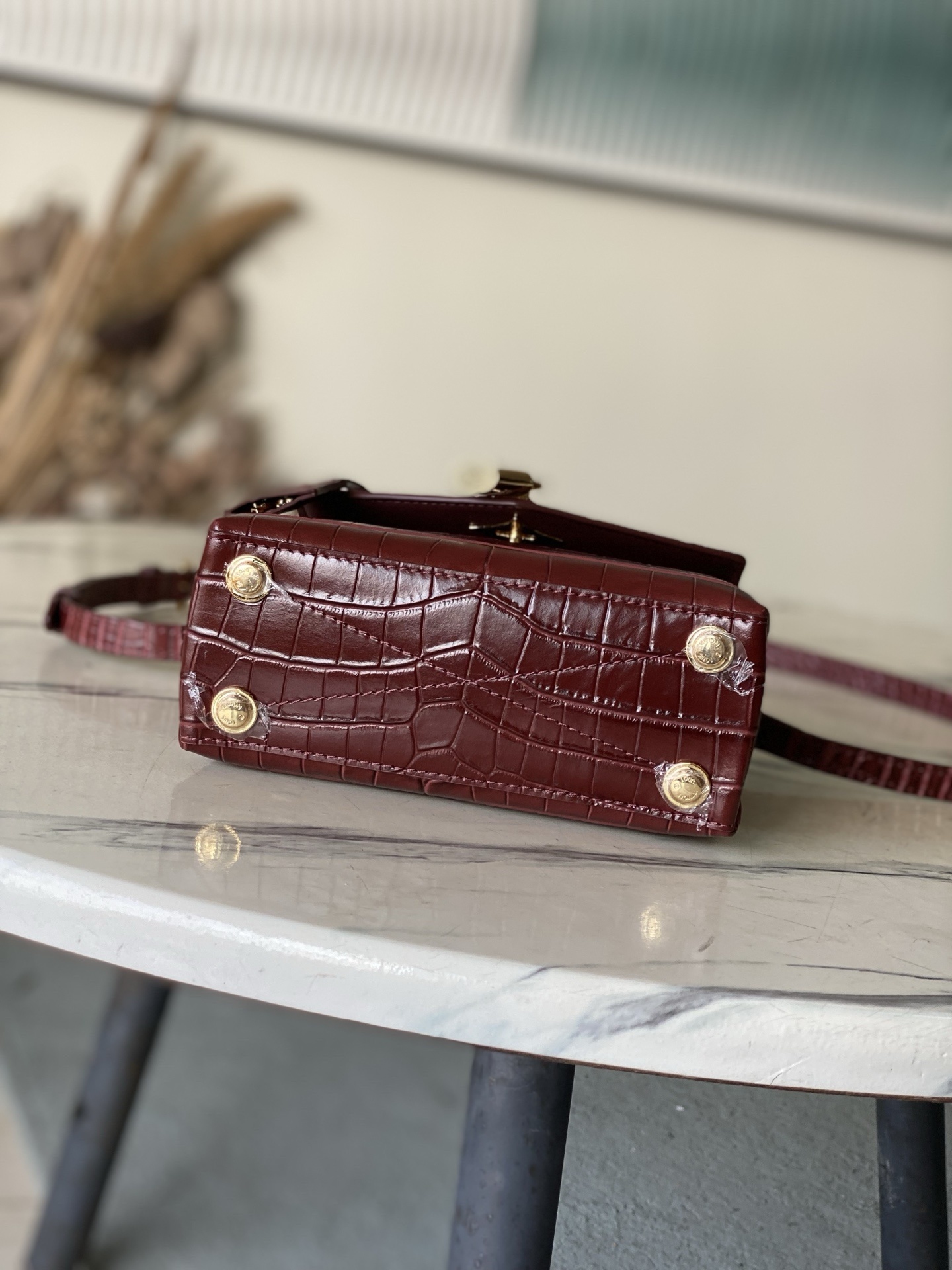 特级原厂皮 N98928 鳄鱼枣红小号 Rose des Vents 小号手袋取材光滑与粒面小牛皮勾勒雅