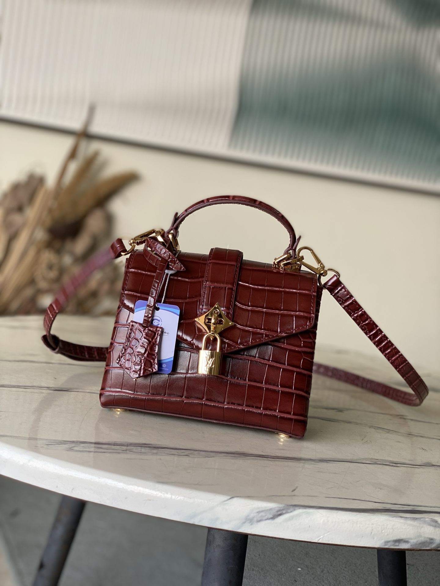 特级原厂皮 N98928 鳄鱼枣红小号 Rose des Vents 小号手袋取材光滑与粒面小牛皮勾勒雅