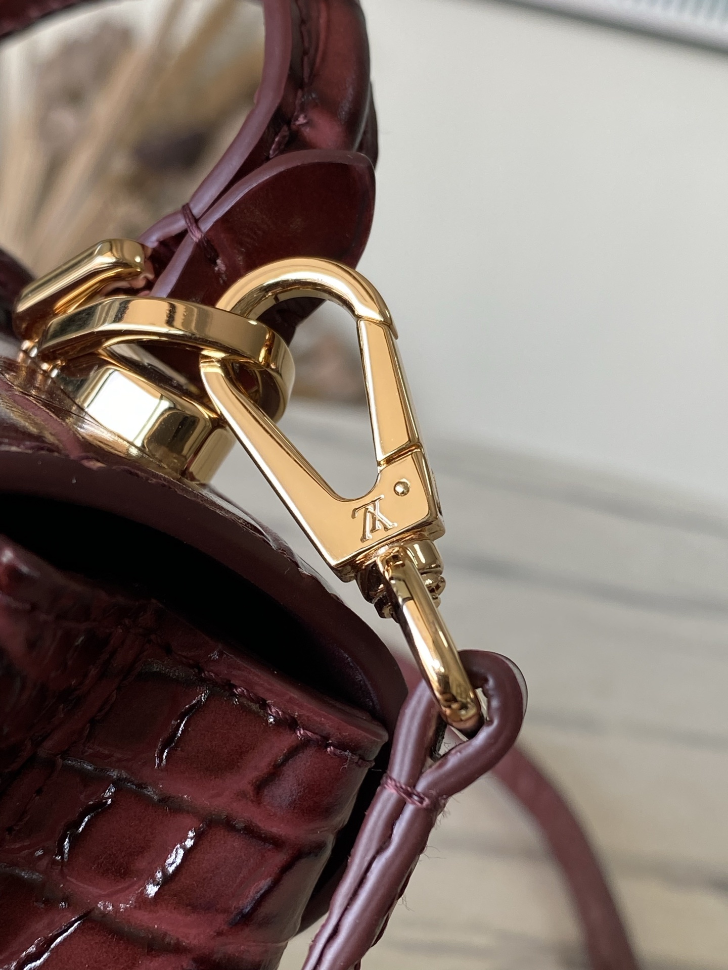 特级原厂皮 N98928 鳄鱼枣红小号 Rose des Vents 小号手袋取材光滑与粒面小牛皮勾勒雅