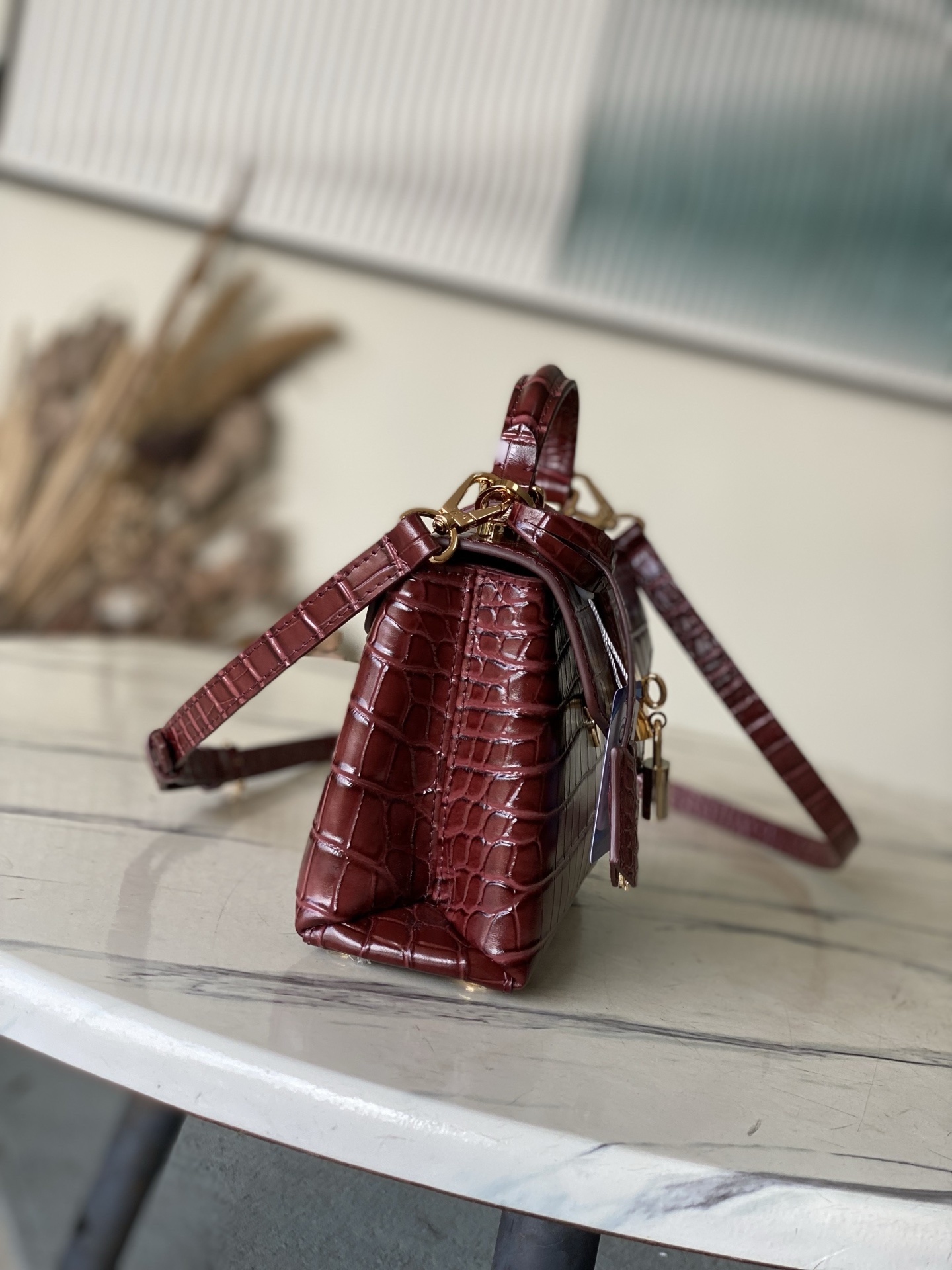 特级原厂皮 N98928 鳄鱼枣红小号 Rose des Vents 小号手袋取材光滑与粒面小牛皮勾勒雅