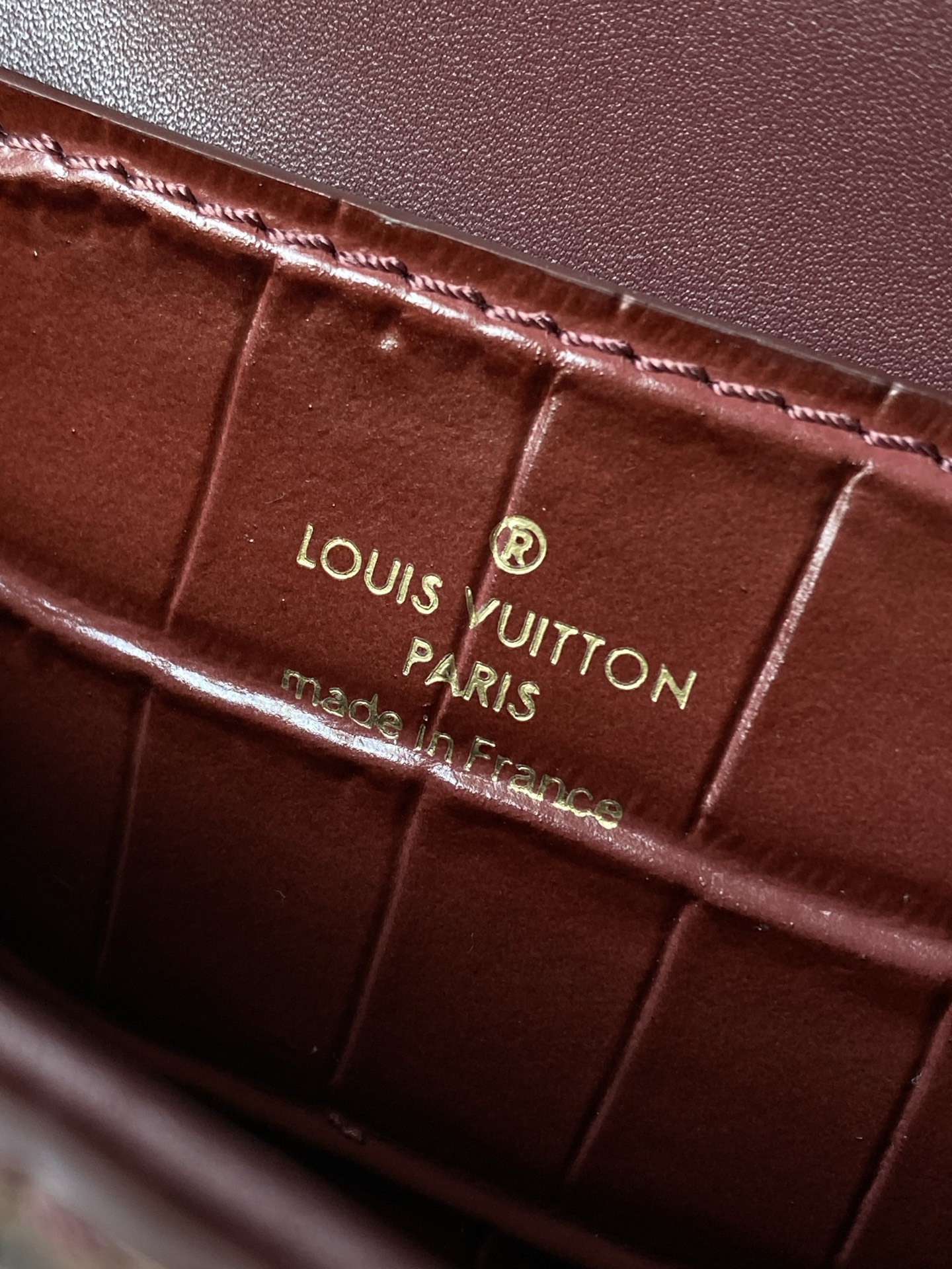 特级原厂皮 N98928 鳄鱼枣红小号 Rose des Vents 小号手袋取材光滑与粒面小牛皮勾勒雅