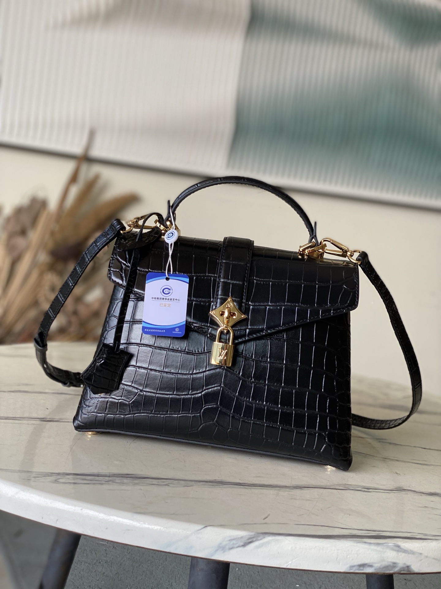 特级原厂皮 N98925 鳄鱼黑色中号 Rose des Vents 中号手袋取材光滑与粒面小牛皮勾勒雅