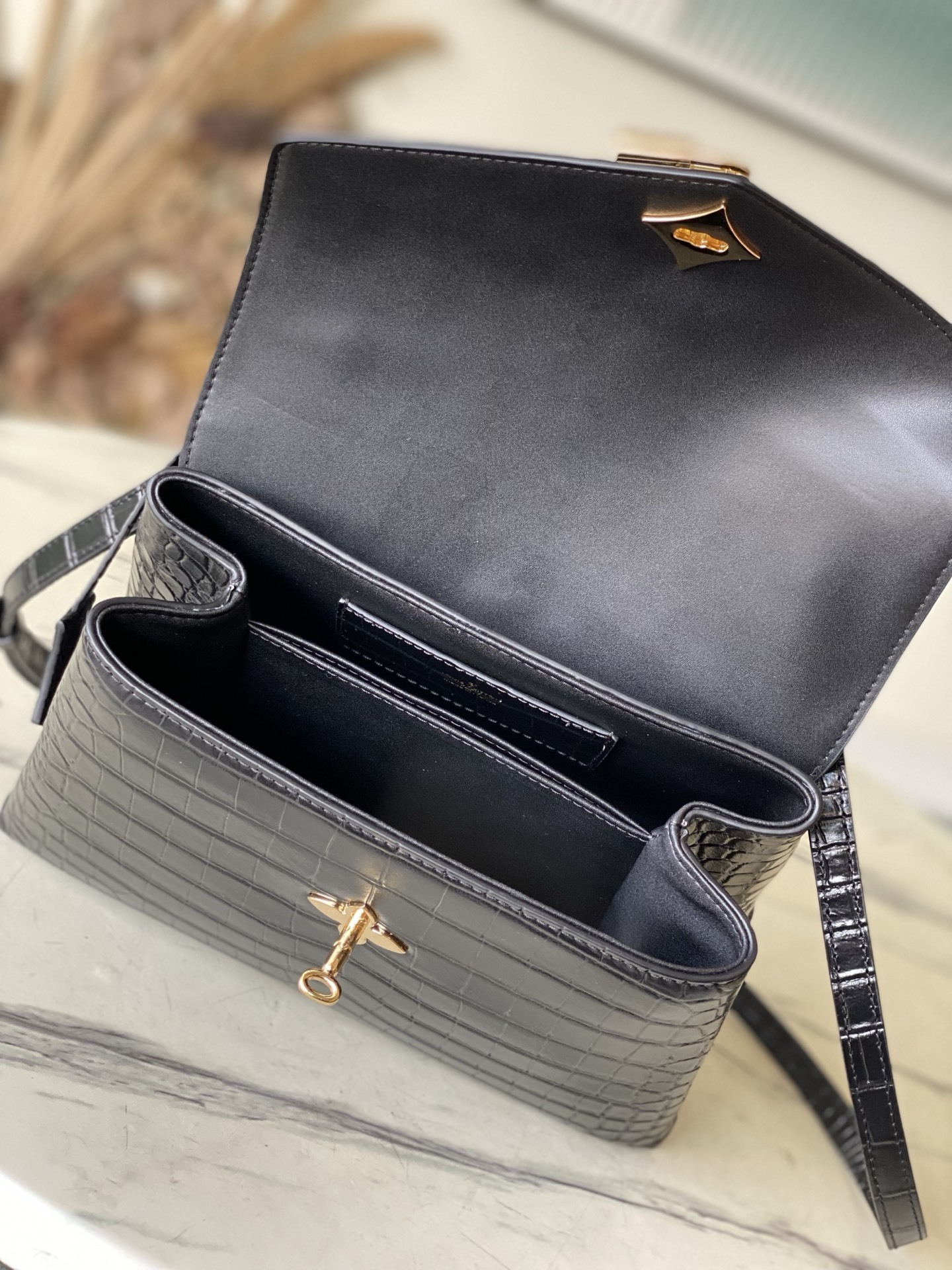 特级原厂皮 N98925 鳄鱼黑色中号 Rose des Vents 中号手袋取材光滑与粒面小牛皮勾勒雅