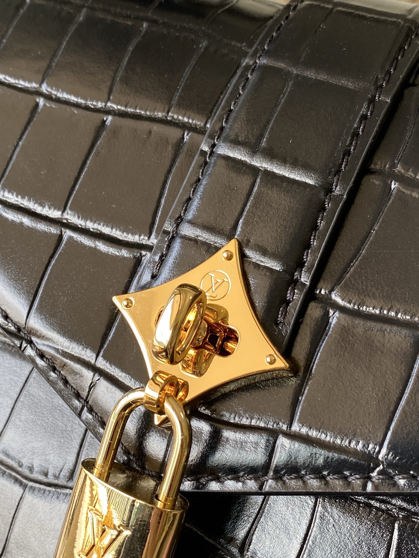 特级原厂皮 N98925 鳄鱼黑色中号 Rose des Vents 中号手袋取材光滑与粒面小牛皮勾勒雅