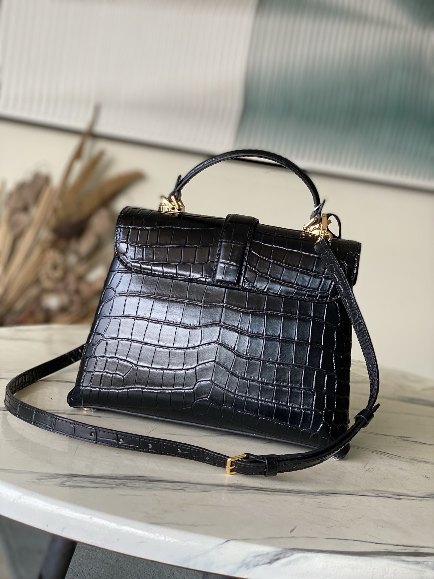 特级原厂皮 N98925 鳄鱼黑色中号 Rose des Vents 中号手袋取材光滑与粒面小牛皮勾勒雅