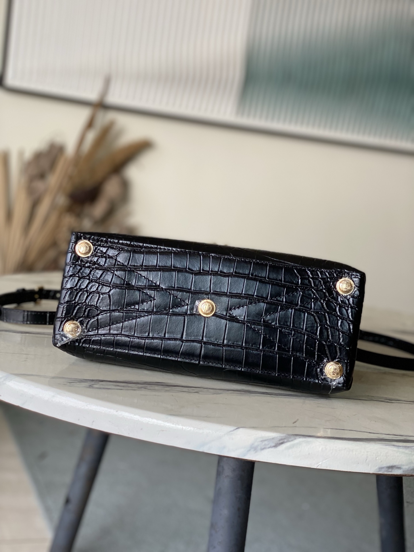 特级原厂皮 N98925 鳄鱼黑色中号 Rose des Vents 中号手袋取材光滑与粒面小牛皮勾勒雅