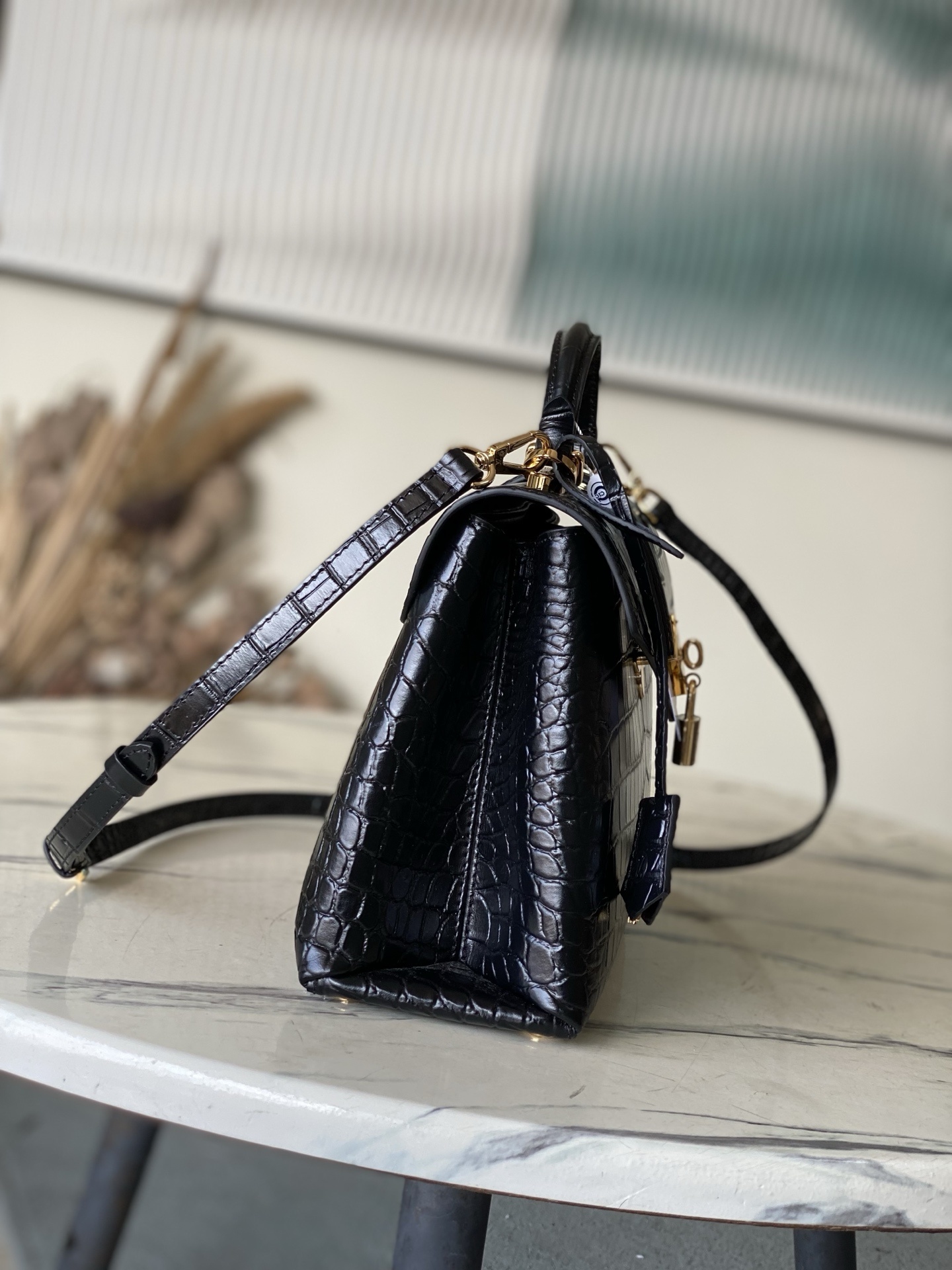 特级原厂皮 N98925 鳄鱼黑色中号 Rose des Vents 中号手袋取材光滑与粒面小牛皮勾勒雅