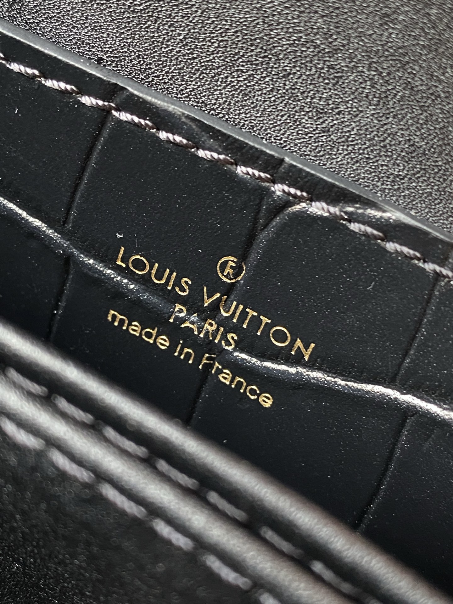 特级原厂皮 N98925 鳄鱼黑色中号 Rose des Vents 中号手袋取材光滑与粒面小牛皮勾勒雅