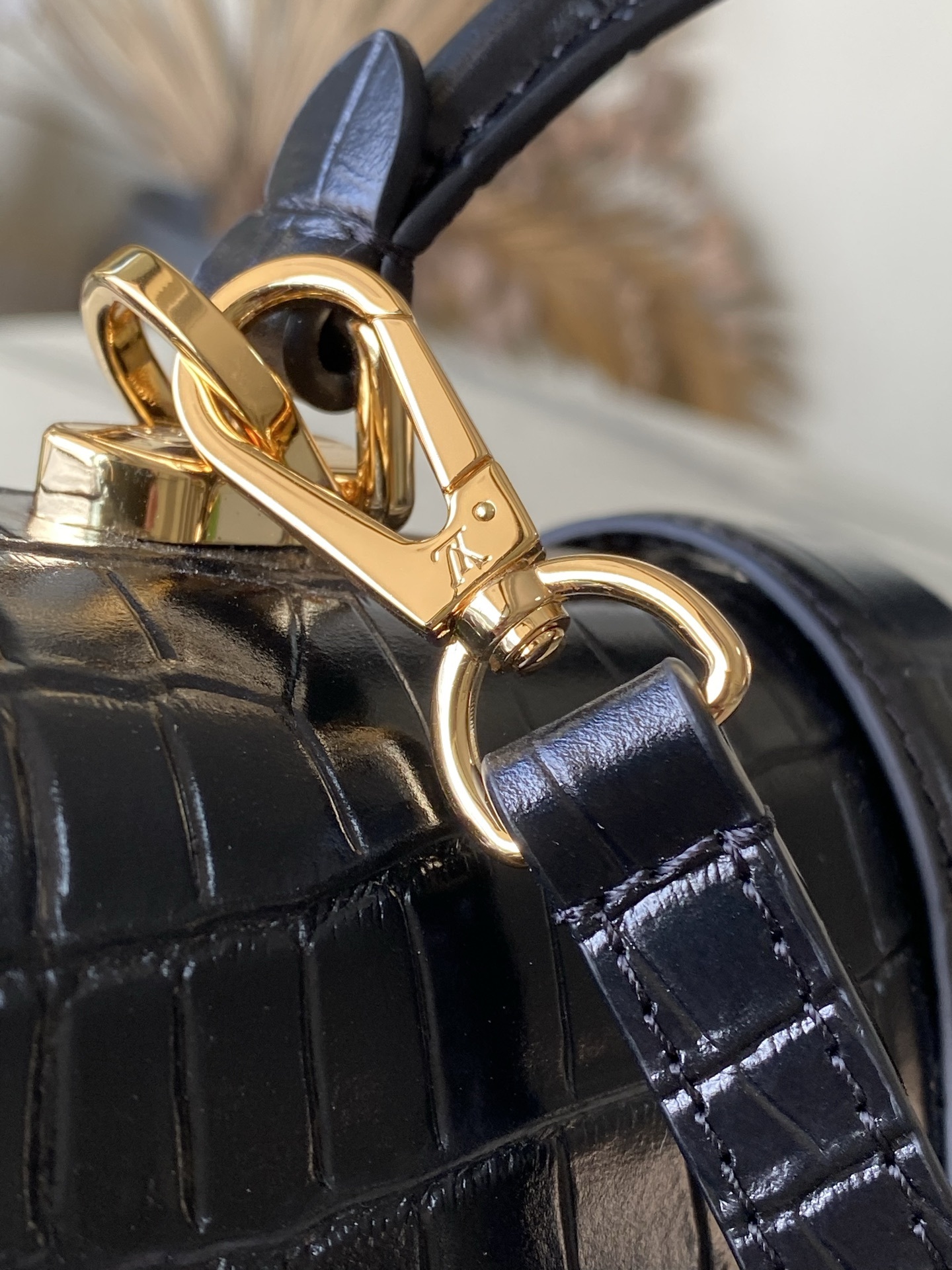 特级原厂皮 N98925 鳄鱼黑色中号 Rose des Vents 中号手袋取材光滑与粒面小牛皮勾勒雅