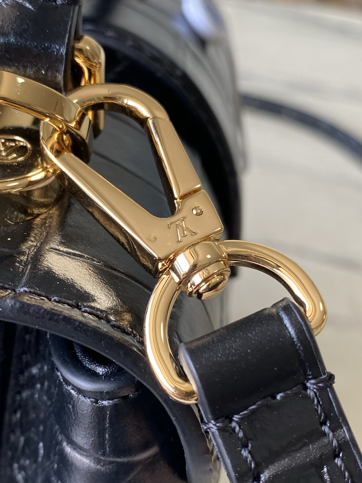 特级原厂皮 N98925 鳄鱼黑色小号 Rose des Vents 小号手袋取材光滑与粒面小牛皮勾勒雅