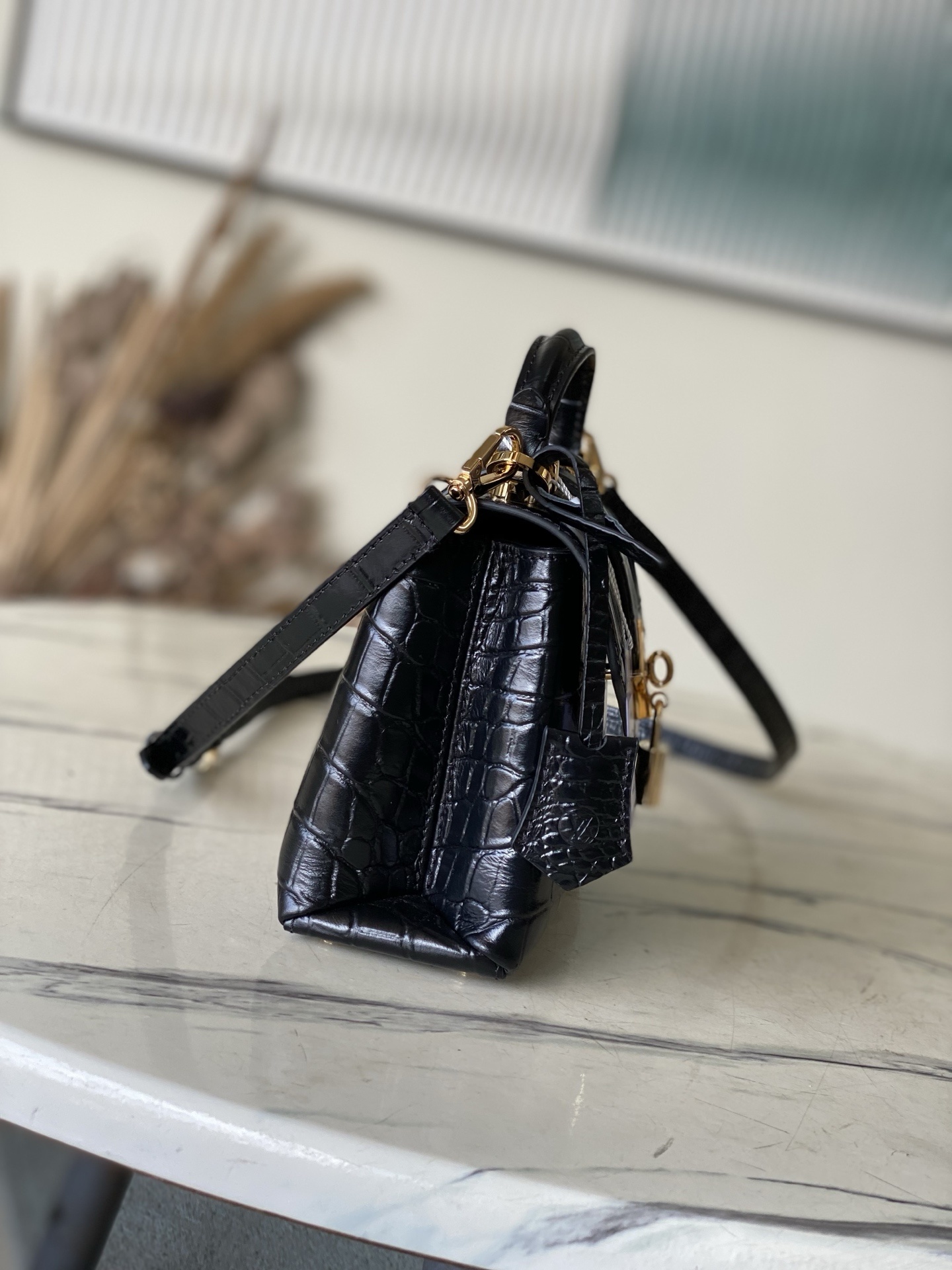 特级原厂皮 N98925 鳄鱼黑色小号 Rose des Vents 小号手袋取材光滑与粒面小牛皮勾勒雅