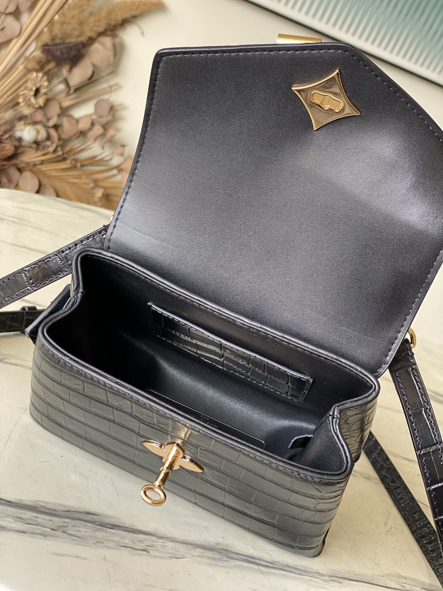 特级原厂皮 N98925 鳄鱼黑色小号 Rose des Vents 小号手袋取材光滑与粒面小牛皮勾勒雅