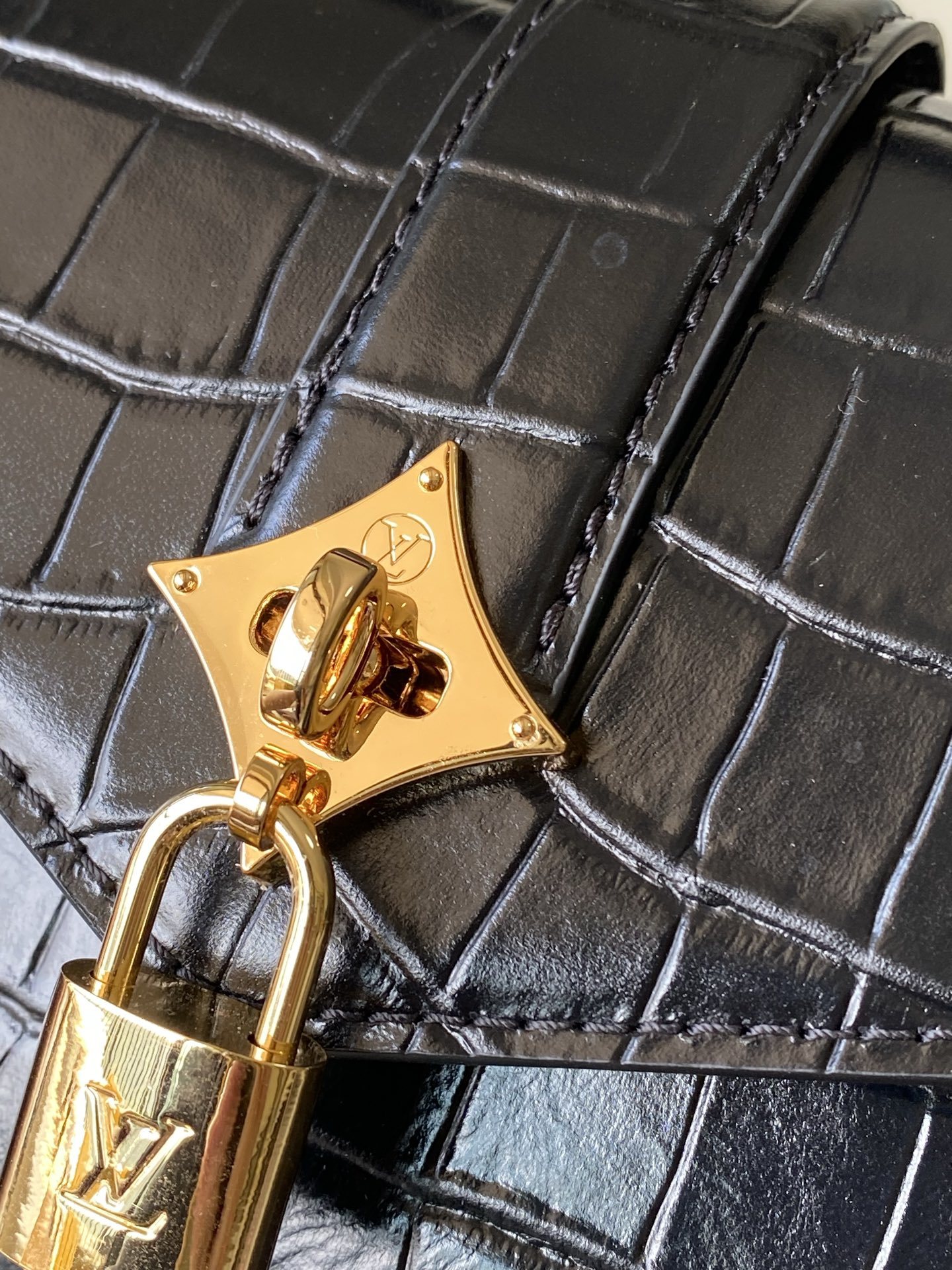 特级原厂皮 N98925 鳄鱼黑色小号 Rose des Vents 小号手袋取材光滑与粒面小牛皮勾勒雅