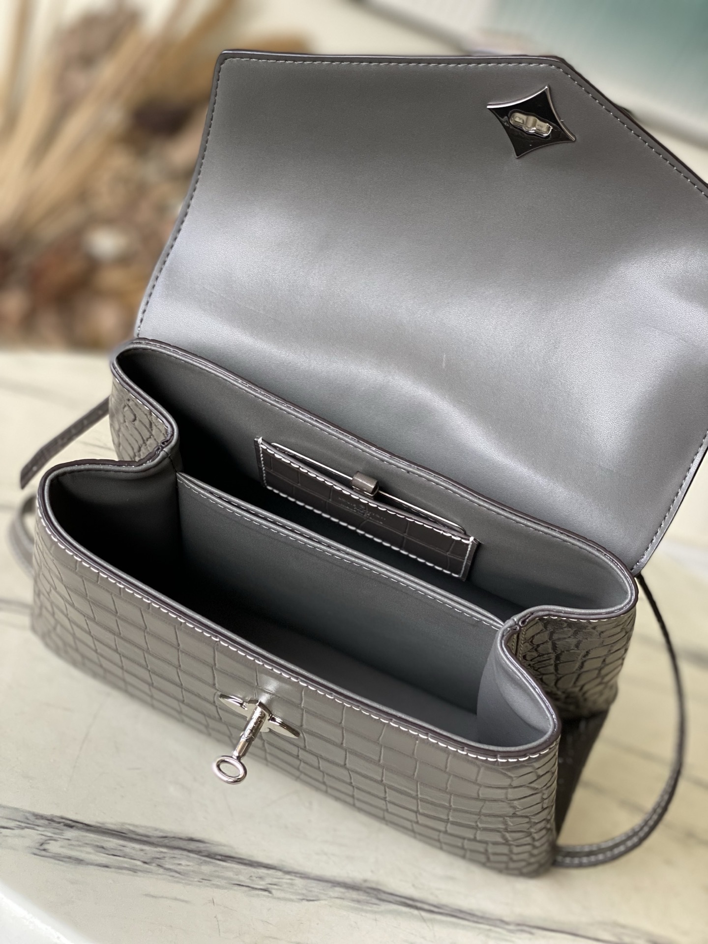 特级原厂皮 N80432 鳄鱼灰色中号 Rose des Vents 中号手袋取材光滑与粒面小牛皮勾勒雅