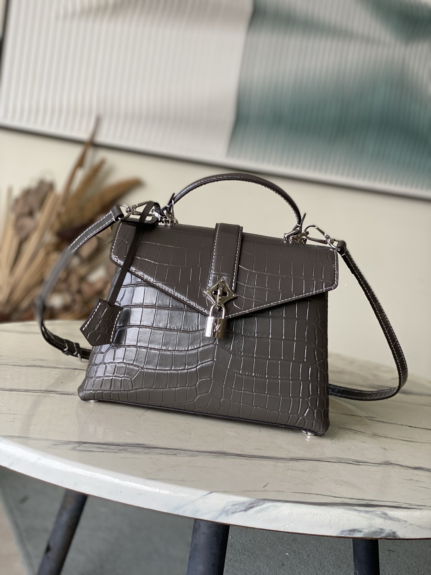 特级原厂皮 N80432 鳄鱼灰色中号 Rose des Vents 中号手袋取材光滑与粒面小牛皮勾勒雅