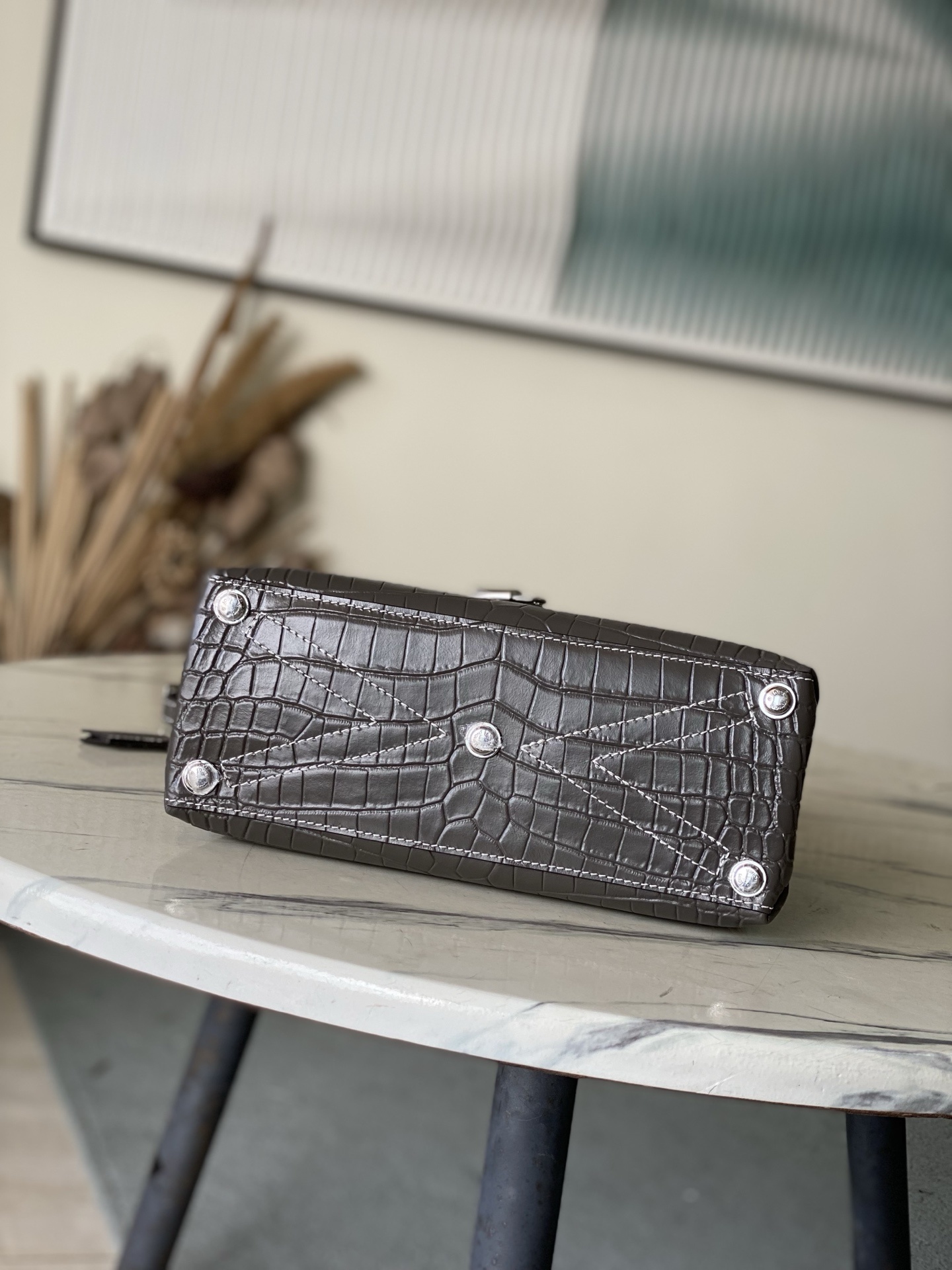 特级原厂皮 N80432 鳄鱼灰色中号 Rose des Vents 中号手袋取材光滑与粒面小牛皮勾勒雅