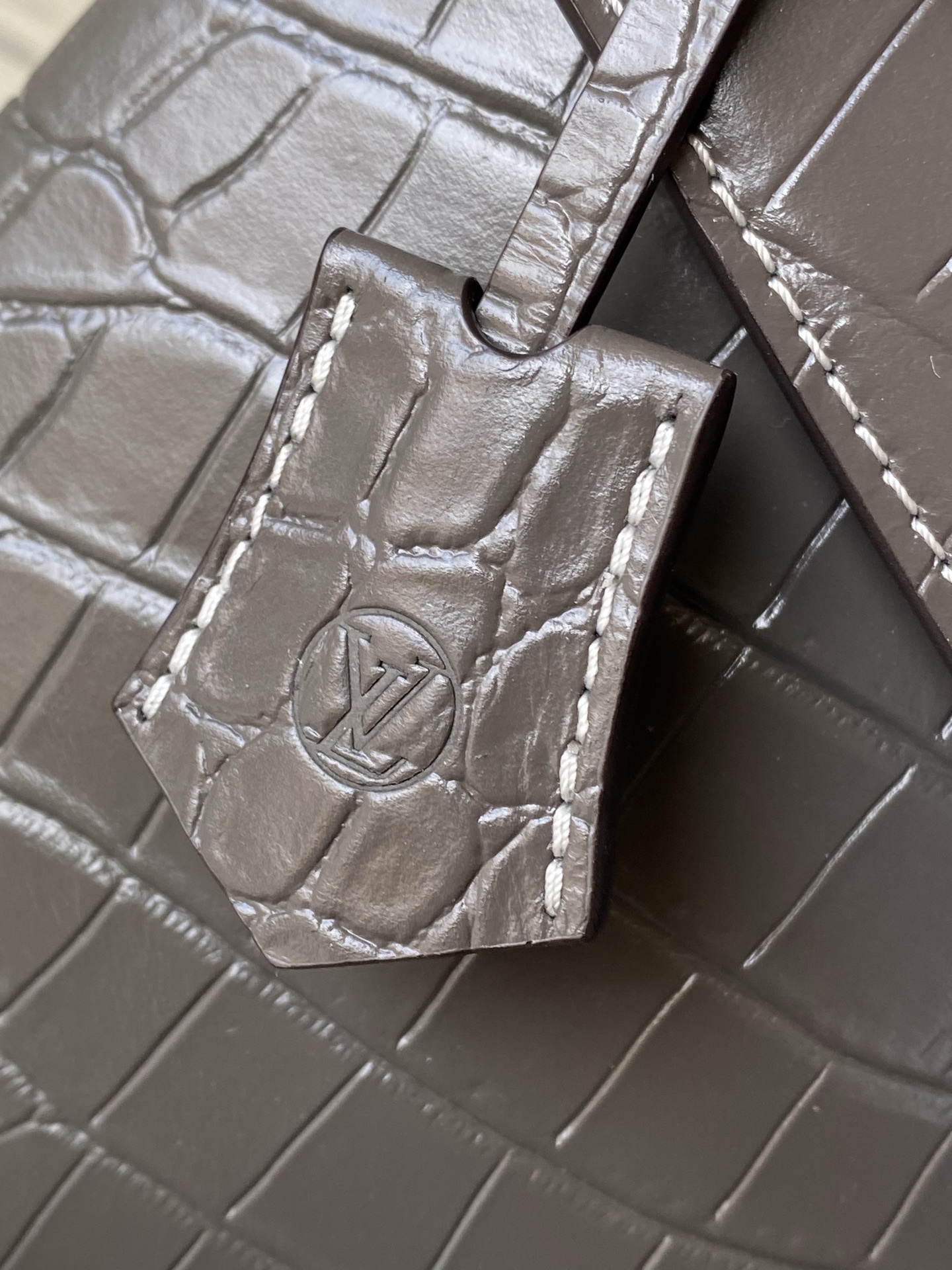 特级原厂皮 N80432 鳄鱼灰色中号 Rose des Vents 中号手袋取材光滑与粒面小牛皮勾勒雅